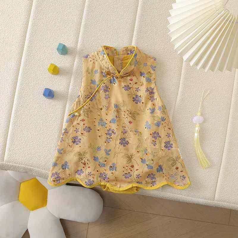 .このベビー服は女の子用のチャイナドレス風ロンパースで、花柄デザインが特徴です。ノースリーブの薄手素材で夏や春、秋の季節に最適です。サイズは66 73 80 90が揃い、新生児から幼児まで対応可能。赤ちゃん、キッズ用のベビーウェアとして出産祝い、プレゼントにおすすめ。通気性が良く、敏感肌にも優しい素材を使用し、動きやすく快適な着心地を実現。お宮参りやお出かけ、食事会などのシーンにぴったりで、おしゃれでかわいいデザインが人気です。軽量で着脱しやすい仕様。ランキングにも上がる人気商品でセール時も注目されています。。 指定された配送時間は承っておりません。