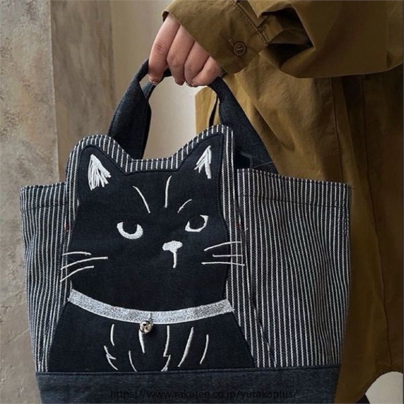 トートバッグ 布 バッグ ねこ ネコ 猫 猫柄 ストライプ柄 刺繍 黒 軽量 肩掛け 手提げ バック 鞄 カバン かばん いろんな場面で大活躍 サイズ：23*21*12cm（多少の誤差が御座いますのでご了承ください）どんなファッションにも合わせやすく、通勤、通学、お買い物、お出かけなど、いろんな場面で大活躍。女性に喜ばれるプレゼントとして。誕生日、クリスマス、ホワイトデー、卒業式などにもぴったり。一つは持っていると、実用性が高いなバッグです。 5