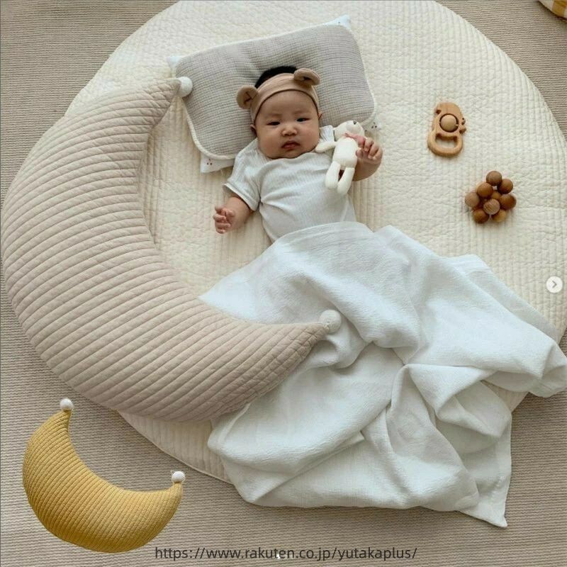 商品説明 商品内容 ベビー用クッション 素材 PPコットン/ 生産国 中国 サイズ 約フリーサイズ ※平置き採寸になります。実際のサイズとは誤差が出る場合がございますので、参考サイズとしてご覧ください。 注意書き ※使用は常にお子様が安全であることを確認し、保護者の監視の下使用してください。 ※必ず仰向けで寝かせてください。面が平で安定した場所で使用可能です。 ※使用の際は必ず赤ちゃんの変化に気づくことができる範囲で使用してください。 ※お子様を寝かせたまま、移動させたりしないでください。 ※商品写真は、できる限り現品を再現するように画像処理などの補正を行っておりますが、ご利用のモニターや環境により差異が生じます。予めご了承ください。 ※生地の特性上、多少ニオイがある場合がございますが、日陰干しで数日干していただくか、あるいは数回ご使用していただく間に、 ニオイは気にならなくなります。 ※上記の数値は、実測によるものです。多少の誤差はご容赦ください。 ※仕様は予告なく変更される場合があります。（ご使用に差し支えない程度） その他 ・お客様が通常と同じお買い物ステップで安心して海外の商品を購入できるよう、楽天市場から指定を受けた委託先である（株）コマースロボティクスが、当店の店舗運営業務を行います。 ・当店でご購入された商品は、原則として、「個人輸入」としての取り扱いになり、中国の浙江省からお客様のもとへ直送されます。 ・個人輸入される商品は、すべてご注文者自身の「個人使用・個人消費」が前提となりますので、ご注文された商品を第三者へ譲渡・転売することは法律で禁止されております。 ・ご注文後、5営業日以内に配送手続きをいたします。配送作業完了後、5〜9日程度でのお届けとなります。（詳しい納期情報が商品ページにてご確認ください） ・通関時に関税・課税される可能性がありますが、当ストアの負担となりますので、ご安心ください。商品説明 商品内容 ベビー用クッション 素材 PPコットン/ 生産国 中国 サイズ 約フリーサイズ ※平置き採寸になります。実際のサイズとは誤差が出る場合がございますので、参考サイズとしてご覧ください。 注意書き ※使用は常にお子様が安全であることを確認し、保護者の監視の下使用してください。 ※必ず仰向けで寝かせてください。面が平で安定した場所で使用可能です。 ※使用の際は必ず赤ちゃんの変化に気づくことができる範囲で使用してください。 ※お子様を寝かせたまま、移動させたりしないでください。 ※商品写真は、できる限り現品を再現するように画像処理などの補正を行っておりますが、ご利用のモニターや環境により差異が生じます。予めご了承ください。 ※生地の特性上、多少ニオイがある場合がございますが、日陰干しで数日干していただくか、あるいは数回ご使用していただく間に、 ニオイは気にならなくなります。 ※上記の数値は、実測によるものです。多少の誤差はご容赦ください。 ※仕様は予告なく変更される場合があります。（ご使用に差し支えない程度） その他 ・お客様が通常と同じお買い物ステップで安心して海外の商品を購入できるよう、楽天市場から指定を受けた委託先である（株）コマースロボティクスが、当店の店舗運営業務を行います。 ・当店でご購入された商品は、原則として、「個人輸入」としての取り扱いになり、中国の浙江省からお客様のもとへ直送されます。 ・個人輸入される商品は、すべてご注文者自身の「個人使用・個人消費」が前提となりますので、ご注文された商品を第三者へ譲渡・転売することは法律で禁止されております。 ・ご注文後、5営業日以内に配送手続きをいたします。配送作業完了後、5〜9日程度でのお届けとなります。（詳しい納期情報が商品ページにてご確認ください） ・通関時に関税・課税される可能性がありますが、当ストアの負担となりますので、ご安心ください。