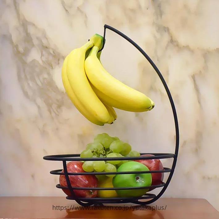 バナナスタンド付きのフルーツバスケットです。 サイズについての説明：横幅19cm 高さ37cm 素材：鉄 色：ホワイト ブラック ●サイズ詳細等の測り方はスタッフ間で統一、徹底はしておりますが、実寸は商品によって若干の誤差(1cm〜3cm )がある場合がございますので、予めご了承ください。 ●製造ロットにより、細部形状の違いや、同色でも色味に多少の誤差が生じます。 ●パッケージは改良のため予告なく仕様を変更する場合があります。 ▼商品の色は、撮影時の光や、お客様のモニターの色具合などにより、実際の商品と異なる場合がございます。あらかじめ、ご了承ください。 ▼生地の特性上、やや匂いが強く感じられるものもございます。数日のご使用や陰干しなどで気になる匂いはほとんど感じられなくなります。 ▼同じ商品でも生産時期により形やサイズ、カラーに多少の誤差が生じる場合もございます。