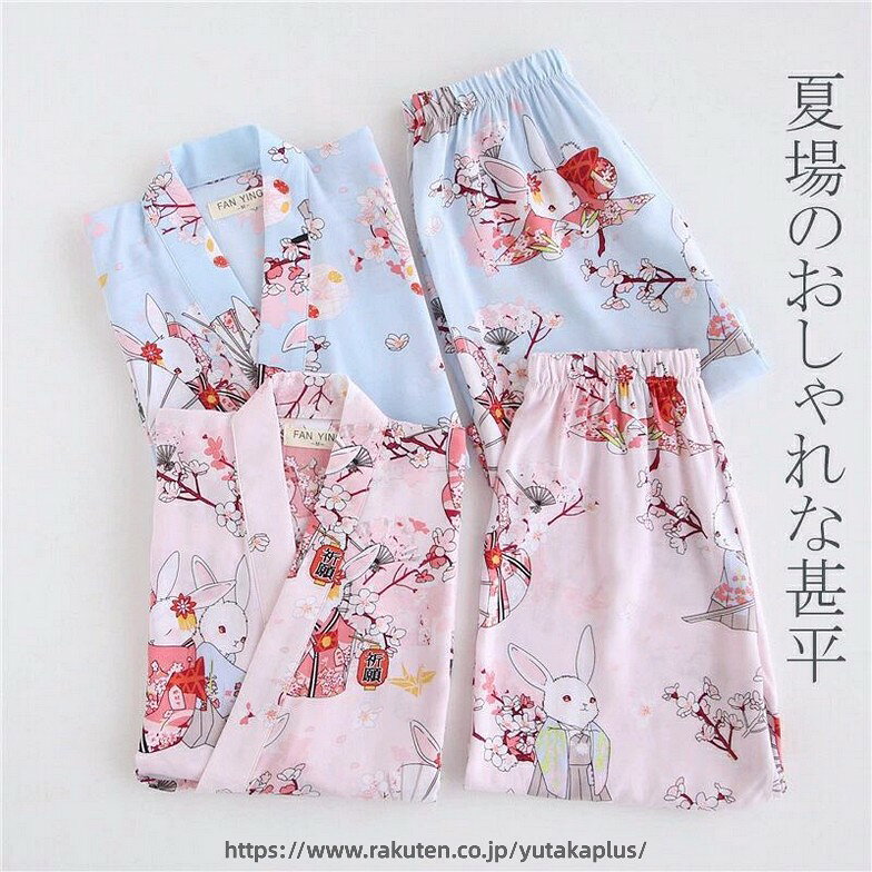 【送料無料】【店内全商品2点600円OFF！】甚平 レディース 半袖 上下セット 涼しい ルームウェア 夏 薄手 綿 花火大会 夏祭り お部屋着 パジャマ 花柄 甚平 レディース "メイン素材：綿1.綿の柔らかなダブルガーゼ： かわいい和柄の女性用甚平,浴衣よりも脱ぎ着が簡単でラクなので人気です。おでかけやお部屋着に花火大会などのお祭りはもちろん、ゆったり着られるのでお部屋着やパジャマとしてもおススメです。お家でくつろぐ時・夏祭りどんな時でも甚平は大活躍。 浴衣よりも着るのが簡単で動きやすく楽。 誕生日のプレゼントや海外、外国人様へのお土産にもgood。2.2.結び紐、パンツ、綿甚平： 結び紐で、簡単にサイズ調整や着脱ができます。綿、変わり織り生地なのでサラリとした着心地で暑い夏を快適に過ごしていただけます。雨に強いプリント。色落ちません。雨にも強い染料を使用しているので急な夕立も心配なし。自社製作だからできる高品質でかわいい甚平です今年はお手軽な夏の装いの甚平で、家族やお友達と楽しい思い出をつくりませんか~。3.便利なポケット付、動きやすいショートパンツ：便利なポケットでスマホや小物を入れるのにちょうどよいサイズです。五分袖、邪魔にならない丈で涼しくアクティブに過ごせます。動きやすいショートパンツ。ウエストはゴム仕様でラクチンです。蒸暑い夏も快適に。 1枚でサラっと着れる便利なルームウェア。tシャツを着て寝る人もいますが、やはり、眠るために作られたパジャマが最適です。お洗濯は比較的に乾きが良く、取り扱いが楽チン。4.甚平なら帯結びもなく、紐で2か所結ぶだけで 簡単に一人で着れちゃいます。 お祭りや花火大会はやっぱり着物姿がgood。上着左前にポケット付で便利。パンツはウエストゴムで履きやすいです。身体に風が通る甚平は、夏の部屋着＆パジャマにもgood。日本人女性の標準体型を参考に程よい長さの袖にしました。" 2