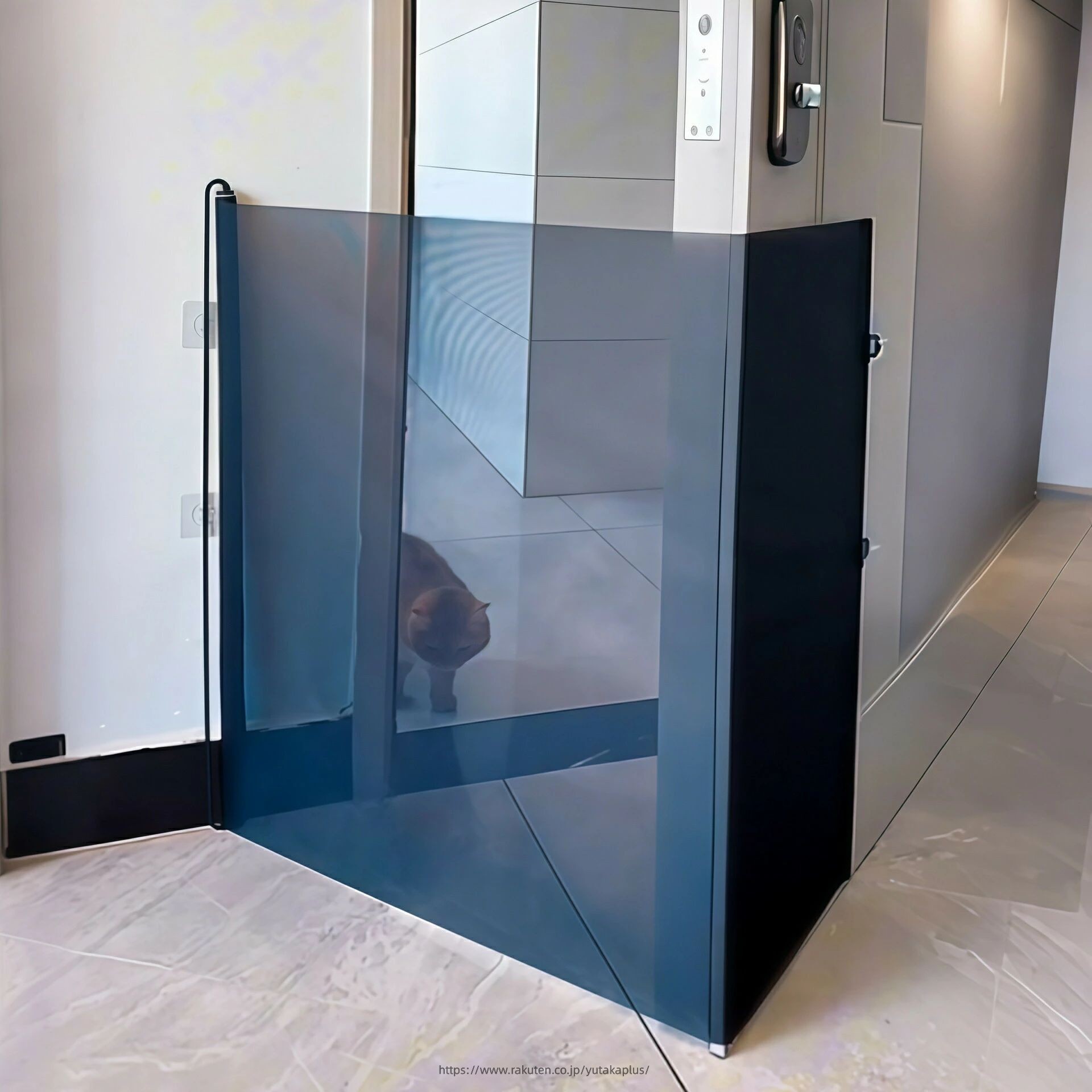 YUTAKAプラスのペットゲート 猫用 脱走防止 ベビーゲート メッシュ 4サイズから選べる 穴開け不要 伸縮可能 階段用 玄関 台所 扉 折りたたみ式 脱走防止ゲート 赤ちゃん ペット 猫用 犬用 ペットゲート 犬 猫 脱走防止 階段 ゲート 穴あけ不要 取り付け簡単 省スペース テープ式｜アングル2