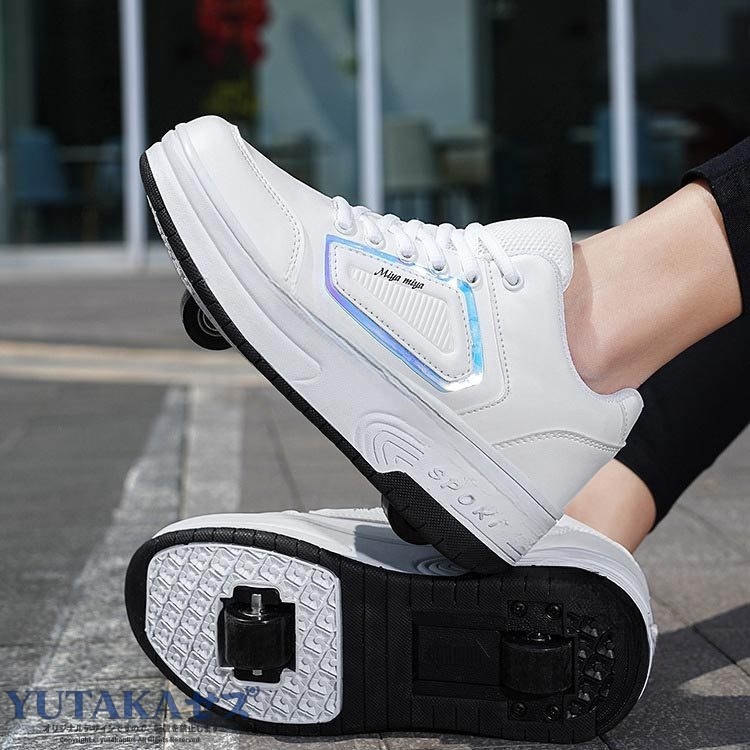 20-26cm！お出かけや旅行などにピッタリな大人気ののローラーシューズです。ローラーは取り外しができるタイプで、付属の蓋をハメればスニーカーとしても使えます！前輪+後輪の両輪式なので、ローラースケートやローラーブレードのようにスムーズに滑走が可能です。インソールにはメッシュ生地を採用するので、通気性と吸汗性が向上させます。ボタンを押したまま、後輪ローラーを押せば靴底に収納できます。ローラーの取り外し方：靴をしっかりと押さえて側面を両親指で押しながら持ち上げながら車軸を外してください。ローラーの付け方：ローラーの車軸をかかとの溝に合わせて、カチッと音が鳴るまで押し入れてください。 サイズ 30（20cm） 31（20.5cm） 32（21cm） 33（21.5cm） 34（22cm） 35（22.5cm） 36（23cm） 37（23.5cm） 38（24cm） 39（24.5cm） 40（25cm） 41（25.5cm） 42（26cm） サイズについての説明 サイズ：30（20cm） 31（20.5cm） 32（21cm） 33（21.5cm） 34（22cm） 35（22.5cm） 36（23cm） 37（23.5cm） 38（24cm） 39（24.5cm） 40（25cm） 41（25.5cm） 42（26cm） 素材 PU TPR 色 ホワイト ブラック 備考 ●サイズ詳細等の測り方はスタッフ間で統一、徹底はしておりますが、実寸は商品によって若干の誤差(1cm〜3cm )がある場合がございますので、予めご了承ください。 ●製造ロットにより、細部形状の違いや、同色でも色味に多少の誤差が生じます。 ●パッケージは改良のため予告なく仕様を変更する場合があります。 ▼商品の色は、撮影時の光や、お客様のモニターの色具合などにより、実際の商品と異なる場合がございます。あらかじめ、ご了承ください。 ▼生地の特性上、やや匂いが強く感じられるものもございます。数日のご使用や陰干しなどで気になる匂いはほとんど感じられなくなります。 ▼同じ商品でも生産時期により形やサイズ、カラーに多少の誤差が生じる場合もございます。 ▼他店舗でも在庫を共有して販売をしている為、受注後欠品となる場合もございます。予め、ご了承お願い申し上げます。 ▼出荷前に全て検品を行っておりますが、万が一商品に不具合があった場合は、お問い合わせフォームまたはメールよりご連絡頂けます様お願い申し上げます。速やかに対応致しますのでご安心ください。 .ローラーシューズ 2輪式 ローラースケート 男女兼用 スニーカー スポーツシューズ 前輪取外し可能後輪ワンボタン収納式 運動靴 インラインスケート 大人 ジュニア。 指定された配送時間は承っておりません。