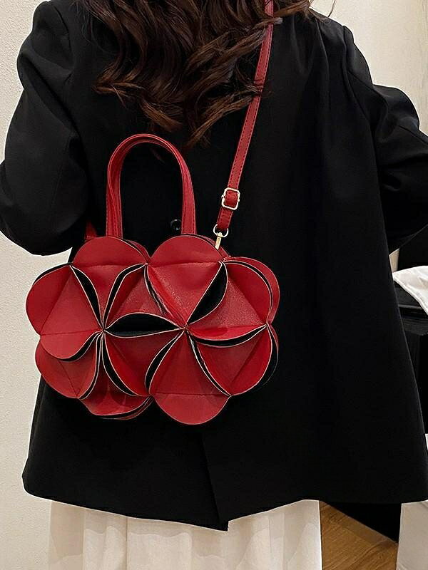 .レディース向けの花柄ミニショルダーバッグはハンドバッグとしても使える2way仕様で、軽量かつ高級感あるプリーツ加工が特徴です。コンパクトながら収納力があり、普段使いや通勤通学、カジュアルシーンにぴったり。かわいいデザインと斜めがけ機能で人気のバッグです。小さめでおしゃれ、ポシェットやバッグインバッグとしても使え、春夏秋冬の季節問わず使用できます。おすすめの女性用バッグとしてトレンド感も抜群で、プレゼントやギフトにも最適。収納ポケット付きで機能的、ランキング上位のアイテムです。。 指定された配送時間は承っておりません。