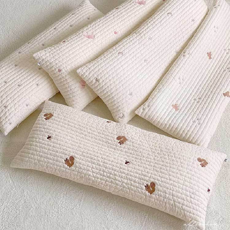 抱き枕 クッション 枕 子供 キッズ 赤ちゃん 出産祝い プレゼント 安眠 グッズ かわいい キルティング 洗える 寝具 コットン 高さ4cm 横60cm 縦30cm 高通気性 柔らかい 柔肌 柔軟性 体圧分散