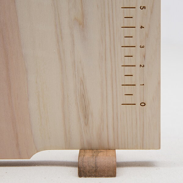 自立するので乾燥させやすく、収納が簡単。2cmの厚みがあり、安定した使い心地を実感できます。食材のカットに便利なメモリが付いていて、デザインとしてもおしゃれ。