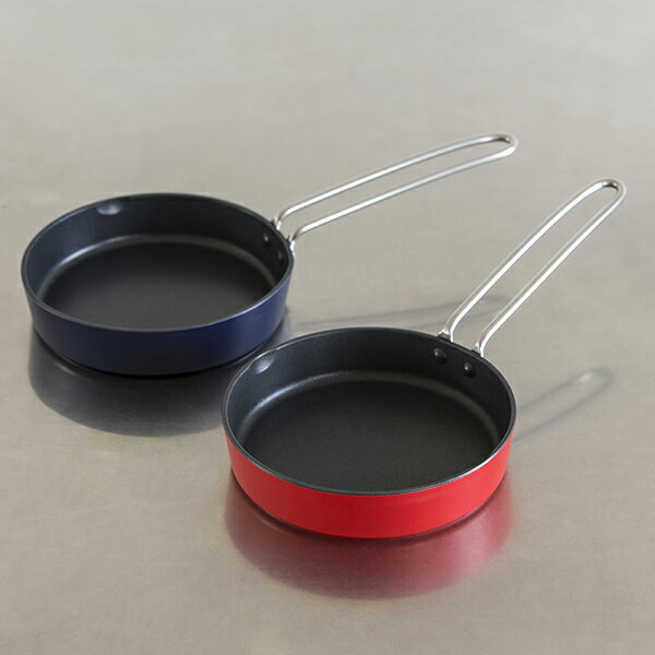 ご紹介するアイテムは奥のネイビー。デザイン性もバッチリでネイビーの美しい色合いがキッチンのアクセントに。パンケーキだけでなく、目玉焼き、オムレツなど朝食や、ソーセージなど焼いてお弁当のおかず作りにも手軽に使えて便利です。