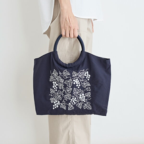 【栗原はるみ ファッション雑貨 ギフト包装可】 刺繍マルシェバッグS ぶどう/ 栗原 はるみ バッグ 栗原はるみバッグ 丈夫 軽い 丸形ハンドル ネイビー グレー ぶどう柄 内ポケット お買い物 マルシェバック サブバッグ おしゃれ ゆとりの空間