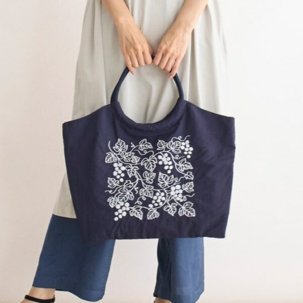乐天商城 - 【ポイント5倍 26日(金)01:59まで】【栗原はるみ】 刺繍マルシェバッグ ぶどう/ 栗原 はるみ マルシェバッグ 刺繍 バッグ エコバッグ 軽量 ぶどう柄 ナチュラル サブバッグ 母の日 おしゃれ おでかけ ギフト プレゼント ネイビー グレー