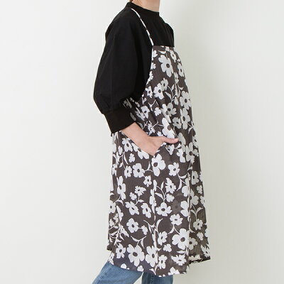 【栗原はるみ エプロン ギフト包装可】フラワープリントキャミエプロン | 栗原 はるみ エプロン 涼しい キャミエプロン キャミソールエプロン かぶるだけ 長め 花柄 ゆったり 軽量 軽い 速乾性 夏 シワになりにくい ゆとりの空間 ギフト 新築祝い