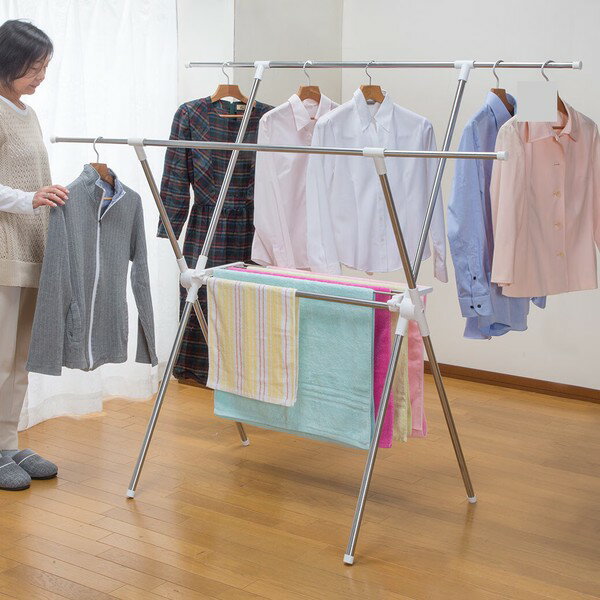 ■様々なお部屋、設置場所に応じた商品、ご希望のイメージに応じた商品をご用意しております。店内をごゆっくりご覧ください。 ワンルーム ひとり暮らし 一人暮らし お一人様 ふたり暮らし 二人暮らし 家族 ファミリータイプ 戸建て 一戸建て リラックス アウトドア リビング リビングダイニング ダイニング キッチン 台所 洗面所 脱衣所 風呂 バスルーム トイレ 書斎 家事室 子供部屋 和室 ロフト バルコニー ベランダ テラス 庭 ガーデニング 事務所 オフィス ルームシェア ゲストハウス 民泊 シェアハウス ホテル 旅館 カフェ風 cafe風 レトロ フェミニン ヴィンテージ クラシック クラシカル ビンテージ モダン シンプル フレンチ カジュアル カントリー アンティーク トラディショナル エレガンス ミッドセンチュリー ポップ ロココ調 ヴィクトリアン調 ゴシック調 シャビー 姫系 お姫様 姫家具 プリンセス プリンセス系 白家具 男前インテリア インダストリアル リメイク風 ユーズド風 男前家具 デザイナーズ アジアン 民芸調 バリ バリ家具 エスニック ナチュラル ポップ シック フレンチカントリー 北欧風 北欧家具 洋風 欧風 ヨーロッパ ヨーロピアン ヨーロッパ風 イタリア 英国風 和風 和モダン モダンクラシック モダンリビング 都会的 アーバン スタイリッシュ ラグジュアリー アメリカン 西海岸 モノトーン ガーリー キュート クール 花柄 バラ柄 薔薇柄 お洒落 おしゃれ オシャレ 可愛い かわいい 大人可愛い カワイイ エレガント 高級感 リボン 布 刺繍 ロココ調、バロック ヴィクトリアン調 上品 優雅 シック 英国 イングリッシュカントリー リゾート ベーシック アーバンモダン 小悪魔 プリンセス セレブ シャビー おしゃれ お洒落 かわいい カワイイ 可愛い ■各種イベント、お祝いの贈り物、プレゼント、ギフトに最適の品もご用意しております。店内をごゆっくりご覧ください。 新生活 新築 新築祝い 引っ越し 引越し祝い 開店祝い 開業祝い 結婚 結婚祝い 結婚記念日 新婚 出産 出産祝い 内祝い お返し 誕生日 バースデイ バースデー 入学式 入学祝い 入学記念 卒業式 卒業祝い 卒業記念 成人式 入社式 新卒 新社会人 就職 就職祝い 就職記念 表彰 昇進 昇進祝い 栄転 異動 退職 退職祝い 退職記念 定年 定年退職祝い 送別会 周年記念 創立記念 母の日 父の日 バレンタインデー ホワイトデー 七五三 節分 端午の節句 運動会 体育祭 クリスマス Xmas クリスマスイブ クリスマスギフト お見舞い 病気全快祝い お年賀 お年玉 お中元 暑中御見舞 残暑御見舞 お歳暮 御歳暮 挨拶 手土産 餞別 慶事 お祝い事 おめでた 長寿 還暦 古希 喜寿 傘寿 米寿 卒寿 白寿 百寿 茶寿 皇寿 お正月 元日 成人の日 こどもの日 敬老の日 秋分の日 体育の日 文化の日 勤労感謝の日 歳末 大晦日 年越しこちらの商品は［X型ステンレス室内物干しスタンド タオル掛け付き］になります。 花粉や黄砂の時期に便利な部屋干し用スタンド 高さが違う2段式で風通しが良く洗濯物が乾きやすい！ 洗濯物の量に合わせて幅を伸縮できて便利です。 奥行を有効活用できる人気のX型！ ワイドに伸びる!! 丈の長い服もしっかり干せる バスタオルもたっぷり掛けられて便利。 使わない時は隙間に収納できて邪魔になりません 室内干しに1年中活躍！ 雨や雪・花粉・梅雨・台風でも頑丈でサビにくいステンレス製 タオル掛け4ヵ所付き 商品名：X型ステンレス室内物干しスタンド タオル掛け付き サイズ：使用時/(約)幅96~145×奥行71×高さ146cm 　　　 折りたたみ時/(約)幅96×奥行7×高さ161.5cm 重さ：(約)3kg 素材：本体/ステンレス巻きスチールパイプ 　　　ジョイント・キャップ/ABS樹脂・ポリプロピレン樹脂 中国製 お客様組立式 ■送料：全国一律900円（北海道は1200円） ※沖縄・離島はお届けができません。 ※日時指定はお受けできません。予めご了承くださいませ。