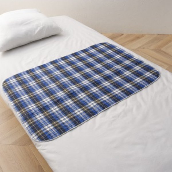 ■様々なお部屋、設置場所に応じた商品、ご希望のイメージに応じた商品をご用意しております。店内をごゆっくりご覧ください。 ワンルーム ひとり暮らし 一人暮らし お一人様 ふたり暮らし 二人暮らし 家族 ファミリータイプ 戸建て 一戸建て リラックス アウトドア リビング リビングダイニング ダイニング キッチン 台所 洗面所 脱衣所 風呂 バスルーム トイレ 書斎 家事室 子供部屋 和室 ロフト バルコニー ベランダ テラス 庭 ガーデニング 事務所 オフィス ルームシェア ゲストハウス 民泊 シェアハウス ホテル 旅館 カフェ風 cafe風 レトロ フェミニン ヴィンテージ クラシック クラシカル ビンテージ モダン シンプル フレンチ カジュアル カントリー アンティーク トラディショナル エレガンス ミッドセンチュリー ポップ ロココ調 ヴィクトリアン調 ゴシック調 シャビー 姫系 お姫様 姫家具 プリンセス プリンセス系 白家具 男前インテリア インダストリアル リメイク風 ユーズド風 男前家具 デザイナーズ アジアン 民芸調 バリ バリ家具 エスニック ナチュラル ポップ シック フレンチカントリー 北欧風 北欧家具 洋風 欧風 ヨーロッパ ヨーロピアン ヨーロッパ風 イタリア 英国風 和風 和モダン モダンクラシック モダンリビング 都会的 アーバン スタイリッシュ ラグジュアリー アメリカン 西海岸 モノトーン ガーリー キュート クール 花柄 バラ柄 薔薇柄 お洒落 おしゃれ オシャレ 可愛い かわいい 大人可愛い カワイイ エレガント 高級感 リボン 布 刺繍 ロココ調、バロック ヴィクトリアン調 上品 優雅 シック 英国 イングリッシュカントリー リゾート ベーシック アーバンモダン 小悪魔 プリンセス セレブ シャビー おしゃれ お洒落 かわいい カワイイ 可愛い ■各種イベント、お祝いの贈り物、プレゼント、ギフトに最適の品もご用意しております。店内をごゆっくりご覧ください。 新生活 新築 新築祝い 引っ越し 引越し祝い 開店祝い 開業祝い 結婚 結婚祝い 結婚記念日 新婚 出産 出産祝い 内祝い お返し 誕生日 バースデイ バースデー 入学式 入学祝い 入学記念 卒業式 卒業祝い 卒業記念 成人式 入社式 新卒 新社会人 就職 就職祝い 就職記念 表彰 昇進 昇進祝い 栄転 異動 退職 退職祝い 退職記念 定年 定年退職祝い 送別会 周年記念 創立記念 母の日 父の日 バレンタインデー ホワイトデー 七五三 節分 端午の節句 運動会 体育祭 クリスマス Xmas クリスマスイブ クリスマスギフト お見舞い 病気全快祝い お年賀 お年玉 お中元 暑中御見舞 残暑御見舞 お歳暮 御歳暮 挨拶 手土産 餞別 慶事 お祝い事 おめでた 長寿 還暦 古希 喜寿 傘寿 米寿 卒寿 白寿 百寿 茶寿 皇寿 お正月 元日 成人の日 こどもの日 敬老の日 秋分の日 体育の日 文化の日 勤労感謝の日 歳末 大晦日 年越しこちらの商品は［敷くだけ吸水パッド］になります。 布団の上に敷くだけでシーツを汚さずモレ安心！ ●寝ている間、気付くと濡れている不快感の軽減に！裏地に防水素材を使用し、布団やシーツへの染み出しを防ぎます ●自宅での介護に大活躍！ ●裏面に滑り止め付き ●綿混 ●ベッドに、敷布団に、ソファや車椅子にも！ ●丸洗いOK！(ネット使用) 商品名：敷くだけ吸水パッド サイズ：(約)幅90×奥行60×高さ1cm 重さ：(約)270g 素材／表地：綿50％・ポリエステル50％、裏地：防水TPU・ポリエステル 仕様：裏面滑り止め付き 中国製 ■送料：全国一律900円（北海道は1200円） ※沖縄・離島はお届けができません。 ※日時指定はお受けできません。予めご了承くださいませ。