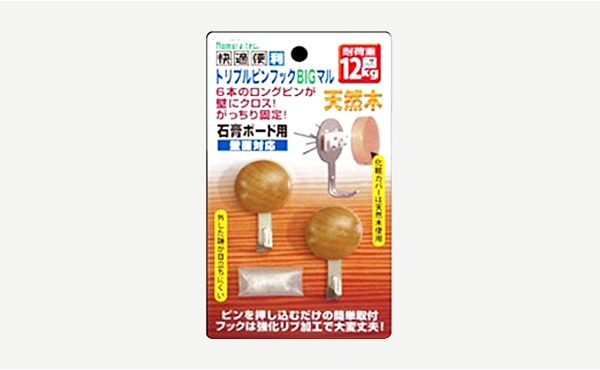●外した跡が目立ちにくい6本のピンで固定する石膏ボード用のピンフックです。耐荷重12kgまで。 ●6本のロングピンが壁にクロスして超がっちり。カバーはシックな木目、フックは高級感のあるメッキ仕上げで色々なイメージのお部屋でご使用になれます。 ●本体サイズ： 28×46×17mm 【メーカー名】（株）ノムラテック 【メーカー品番】N-3318