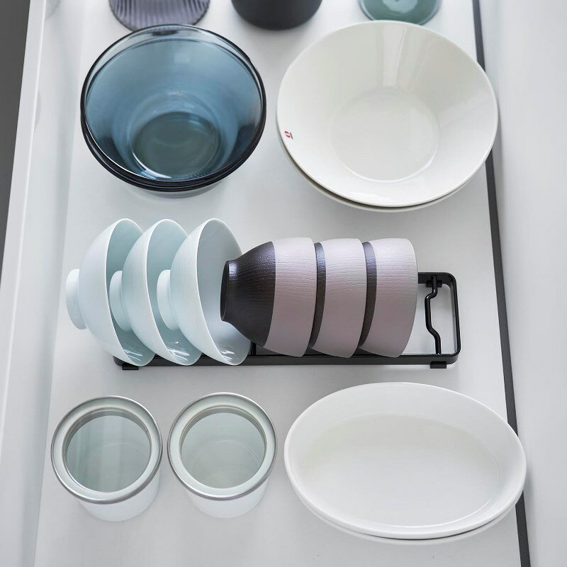 ●お椀を立てて収納できるスタンドです。 ●お茶碗や汁物のお椀が収納でき、片手でも取り出しやすいです。 ●商品サイズ： W32×D8.6×H2.2cm ●品質表示： 本体:スチール（粉体塗装） ●付属品： クッション×4 ●食洗機対応： 不可...