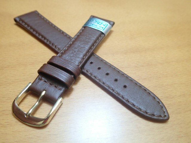 【材質】：カーフ 茶(ブラウン) 【長さ剣先側】：115mm 【長さ尾錠側】：70mm ※長さには若干の誤差がございます。 【取付け幅mm-尾錠幅mm】： 16-14 17-14 18-16 19-16 20-16 0586-73-1238毎週水曜日定休）お電話でのご質問は午前10時より午後7時まで ずっと使うものだから、正規代理店の優美堂でお求めください。 品質と機能/表示シールの解説 抗菌防臭/防水加工 裏材に雑菌の増殖、悪臭の発生を抑える効果のあるものを使用しています。また素材には防水加工を施したものもあります。 撥水 出来上がったバンドに特殊処理をし撥水機能を持たせたものです。 抗菌消臭 従来の抗菌防臭加工より、さらに雑菌の増殖や悪臭の発生を抑える効果のあるものを裏材に使用しています。 最強バンド エンドピース・小穴部分を強化ナイロンで補強、遊革も金属ワッパを使用。擦れに強く丈夫なカンガルー皮です。保証書付。 マイナスイオン マイナスイオンを放出する特殊素材を裏材に使用しています。 静電気軽減 特殊放電繊維をバンドの裏に埋め込んであるので体内の静電気を空中に放電させる作用があります。 三つ折れバックル 皮革バンドに三つ折れバックルを使用して取り外しが便利です。 セミロング 通常の皮革バンドより1．5センチ長い設定です。 備長炭 備長炭シートの効果により消臭効果がさらにアップしました。また裏材に“キト酸”を練りこんであるので保湿効果があります。 やわらかフィット 選りすぐったベビーカーフを使用し、バンドの中芯、裏材ともに柔らかい材料をつかってソフトに仕上げました。 抗菌防臭/吸汗吸水/裏メッシュ 従来の合成皮革のようにべとつかず、さわやかな肌ざわりのメッシュを裏材に使用しています。 ワンタッチ中留 留め具にワンタッチ式の三つ折れ金具を使用しています。 アウトドア アウトドアウォッチやスポーツタイプの時計に似合うデザインのものです。 Lサイズ 通常よりも全体で約15ミリ〜20ミリ長くなっています。 フィットパーツ付 4種類のサイズの時計に対応するパーツがついています。 キト酸 天然繊維と甲殻類から摂れるキト酸でできているので細菌や微生物の発生を抑え高い抗菌防臭効果を持っています。 速乾 バンド自体絞れるので水にぬれても非常に乾きやすく汗をかく季節に最適です。 クイックドライ 裏材に抗菌防臭効果・保湿効果のあるキト酸を練りこませています。また吸収性・速乾性に優れた繊維を芯材に使用しています。 時計のバンドを交換することで、まったっく今までと違った雰囲気の時計になりますよ。ぜひお試しください。 ※　バンド交換に使うアイテムは時計メンテナンス工具のページで購入できます。 ■使う道具■ ・バネ棒はずし ・バネ棒 ・バタフライバックル ・各種時計バンド ・バネ棒はずし ・バネ棒 ・バタフライバックル ・各種時計バンド 時計バンドの交換方法です。順番通りにすすんでいただきましたらあっという間に簡単に交換できます。 バタフライバックルの取り付け方法です。こちらも下記の手順通りに簡単に行えます。優美堂のトップページを見る 優美堂でのお支払い方法はこちらから。 優美堂 1本あれば20年は使える バンド交換に必要なバネ棒はずしをご覧頂けます。 優美堂　すべてのサイズ（8mm〜24mm）の時計バンド　時計ベルトをご覧頂けます。 ※メール便180円でのお届けは、代引き（商品到着時にドライバーに代金を支払う事） でのお支払いと、お届け日、お届け時間の指定はできません。 お届け日やお時間指定を希望のお客さまは、通常便お届け580円をお選びくださいね！※ ◎お買い物カートに入れますと、お届け方法の選択ページがございます。そちらから「メール便180円」を選択してください◎