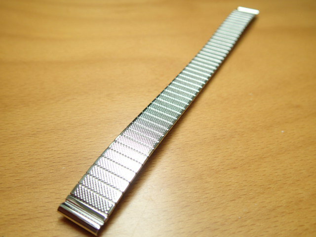 優美堂　時計バンド 【バンド材質】：ステンレススチール 【サイズ】：12-12mm 長さ：156mm 【付属品】：バネ棒一組（2本) 品質と機能/表示シールの解説 抗菌防臭/撥水 出来上がったバンドに特殊処理をし撥水機能を持たせ裏材に雑菌の増殖、悪臭の発生を抑える効果のあるものを使用しています。 抗菌防臭/防水加工 裏材に雑菌の増殖、悪臭の発生を抑える効果のあるものを使用しています。また素材には防水加工を施したものもあります。 撥水 出来上がったバンドに特殊処理をし撥水機能を持たせたものです。 抗菌消臭 従来の抗菌防臭加工より、さらに雑菌の増殖や悪臭の発生を抑える効果のあるものを裏材に使用しています。 最強バンド エンドピース・小穴部分を強化ナイロンで補強、遊革も金属ワッパを使用。擦れに強く丈夫なカンガルー皮です。保証書付。 マイナスイオン マイナスイオンを放出する特殊素材を裏材に使用しています。 静電気軽減 特殊放電繊維をバンドの裏に埋め込んであるので体内の静電気を空中に放電させる作用があります。 三つ折れバックル 皮革バンドに三つ折れバックルを使用して取り外しが便利です。 セミロング 通常の皮革バンドより1．5センチ長い設定です。 備長炭 備長炭シートの効果により消臭効果がさらにアップしました。また裏材に“キト酸”を練りこんであるので保湿効果があります。 やわらかフィット 選りすぐったベビーカーフを使用し、バンドの中芯、裏材ともに柔らかい材料をつかってソフトに仕上げました。 抗菌防臭/吸汗吸水/裏メッシュ 従来の合成皮革のようにべとつかず、さわやかな肌ざわりのメッシュを裏材に使用しています。 ワンタッチ中留 留め具にワンタッチ式の三つ折れ金具を使用しています。 アウトドア アウトドアウォッチやスポーツタイプの時計に似合うデザインのものです。 Lサイズ 通常よりも全体で約15ミリ〜20ミリ長くなっています。 フィットパーツ付 4種類のサイズの時計に対応するパーツがついています。 キト酸 天然繊維と甲殻類から摂れるキト酸でできているので細菌や微生物の発生を抑え高い抗菌防臭効果を持っています。 速乾 バンド自体絞れるので水にぬれても非常に乾きやすく汗をかく季節に最適です。 クイックドライ 裏材に抗菌防臭効果・保湿効果のあるキト酸を練りこませています。また吸収性・速乾性に優れた繊維を芯材に使用しています。 時計のバンドを交換することで、まったっく今までと違った雰囲気の時計になりますよ。ぜひお試しください。 ※　バンド交換に使うアイテムは時計メンテナンス工具のページで購入できます。 ■使う道具■ ・バネ棒はずし ・バネ棒 ・バタフライバックル ・各種時計バンド ・バネ棒はずし ・バネ棒 ・バタフライバックル ・各種時計バンド 時計バンドの交換方法です。順番通りにすすんでいただきましたらあっという間に簡単に交換できます。 バタフライバックルの取り付け方法です。こちらも下記の手順通りに簡単に行えます。 牛革 コードバン クロコダイル リザード 革 ステンレススチール ラバー ウレタン ナイロンb12mm 時計バンド(腕時計）ベルト12ミリ ステンレススチール ブレスレット メタル バンド ベルト 時計ベルト・バンド バネ棒 サービス付き 12mm 時計ベルト 525円で販売していますバネ棒をサービスでお付けします。 優美堂のトップページを見る 優美堂でのお支払い方法はこちらから。 優美堂 1本あれば20年は使える バンド交換に必要なバネ棒はずしをご覧頂けます。 優美堂　すべてのサイズ（8mm〜24mm）の時計バンド　時計ベルトをご覧頂けます。 ※メール便180円でのお届けは、代引き（商品到着時にドライバーに代金を支払う事） でのお支払いと、お届け日、お届け時間の指定はできません。 お届け日やお時間指定を希望のお客さまは、通常便お届け580円をお選びくださいね！※ ◎お買い物カートに入れますと、お届け方法の選択ページがございます。そちらから「メール便180円」を選択してください◎