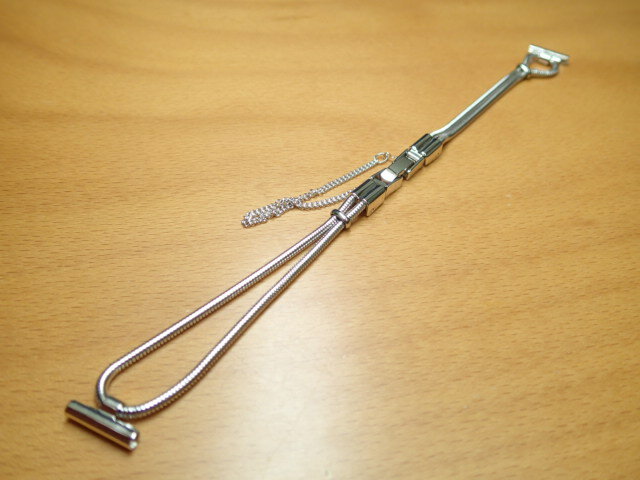 優美堂　時計バンド 【バンド材質】：BS(真鍮) 【サイズ】：12mm 長さ：160mm 【メッキ仕様】：RH 【付属品】：バネ棒一組（2本) 品質と機能/表示シールの解説 抗菌防臭/撥水 出来上がったバンドに特殊処理をし撥水機能を持たせ裏材に雑菌の増殖、悪臭の発生を抑える効果のあるものを使用しています。 抗菌防臭/防水加工 裏材に雑菌の増殖、悪臭の発生を抑える効果のあるものを使用しています。また素材には防水加工を施したものもあります。 撥水 出来上がったバンドに特殊処理をし撥水機能を持たせたものです。 抗菌消臭 従来の抗菌防臭加工より、さらに雑菌の増殖や悪臭の発生を抑える効果のあるものを裏材に使用しています。 最強バンド エンドピース・小穴部分を強化ナイロンで補強、遊革も金属ワッパを使用。擦れに強く丈夫なカンガルー皮です。保証書付。 マイナスイオン マイナスイオンを放出する特殊素材を裏材に使用しています。 静電気軽減 特殊放電繊維をバンドの裏に埋め込んであるので体内の静電気を空中に放電させる作用があります。 三つ折れバックル 皮革バンドに三つ折れバックルを使用して取り外しが便利です。 セミロング 通常の皮革バンドより1．5センチ長い設定です。 備長炭 備長炭シートの効果により消臭効果がさらにアップしました。また裏材に“キト酸”を練りこんであるので保湿効果があります。 やわらかフィット 選りすぐったベビーカーフを使用し、バンドの中芯、裏材ともに柔らかい材料をつかってソフトに仕上げました。 抗菌防臭/吸汗吸水/裏メッシュ 従来の合成皮革のようにべとつかず、さわやかな肌ざわりのメッシュを裏材に使用しています。 ワンタッチ中留 留め具にワンタッチ式の三つ折れ金具を使用しています。 アウトドア アウトドアウォッチやスポーツタイプの時計に似合うデザインのものです。 Lサイズ 通常よりも全体で約15ミリ〜20ミリ長くなっています。 フィットパーツ付 4種類のサイズの時計に対応するパーツがついています。 キト酸 天然繊維と甲殻類から摂れるキト酸でできているので細菌や微生物の発生を抑え高い抗菌防臭効果を持っています。 速乾 バンド自体絞れるので水にぬれても非常に乾きやすく汗をかく季節に最適です。 クイックドライ 裏材に抗菌防臭効果・保湿効果のあるキト酸を練りこませています。また吸収性・速乾性に優れた繊維を芯材に使用しています。 時計のバンドを交換することで、まったっく今までと違った雰囲気の時計になりますよ。ぜひお試しください。 ※　バンド交換に使うアイテムは時計メンテナンス工具のページで購入できます。 ■使う道具■ ・バネ棒はずし ・バネ棒 ・バタフライバックル ・各種時計バンド ・バネ棒はずし ・バネ棒 ・バタフライバックル ・各種時計バンド 時計バンドの交換方法です。順番通りにすすんでいただきましたらあっという間に簡単に交換できます。 バタフライバックルの取り付け方法です。こちらも下記の手順通りに簡単に行えます。 牛革 コードバン クロコダイル リザード 革 ステンレススチール ラバー ウレタン ナイロンb12mm 時計バンド(腕時計）ベルト12ミリ BS(真鍮) ブレスレット メタル バンド ベルト 時計ベルト・バンド バネ棒 サービス付き 12mm 時計ベルト 525円で販売していますバネ棒をサービスでお付けします。 優美堂のトップページを見る 優美堂でのお支払い方法はこちらから。 優美堂 1本あれば20年は使える バンド交換に必要なバネ棒はずしをご覧頂けます。 優美堂　すべてのサイズ（8mm〜24mm）の時計バンド　時計ベルトをご覧頂けます。 ※メール便180円でのお届けは、代引き（商品到着時にドライバーに代金を支払う事） でのお支払いと、お届け日、お届け時間の指定はできません。 お届け日やお時間指定を希望のお客さまは、通常便お届け580円をお選びくださいね！※ ◎お買い物カートに入れますと、お届け方法の選択ページがございます。そちらから「メール便180円」を選択してください◎