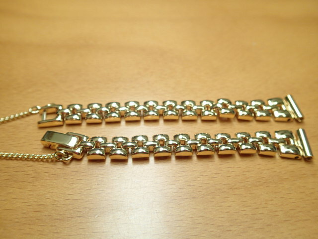 優美堂　時計バンド 【バンド材質】：BS(真鍮) 【サイズ】：10-10mm 長さ：150mm 【メッキ仕様】：K22GP 【付属品】：バネ棒一組（2本) 品質と機能/表示シールの解説 抗菌防臭/撥水 出来上がったバンドに特殊処理をし撥水機能を持たせ裏材に雑菌の増殖、悪臭の発生を抑える効果のあるものを使用しています。 抗菌防臭/防水加工 裏材に雑菌の増殖、悪臭の発生を抑える効果のあるものを使用しています。また素材には防水加工を施したものもあります。 撥水 出来上がったバンドに特殊処理をし撥水機能を持たせたものです。 抗菌消臭 従来の抗菌防臭加工より、さらに雑菌の増殖や悪臭の発生を抑える効果のあるものを裏材に使用しています。 最強バンド エンドピース・小穴部分を強化ナイロンで補強、遊革も金属ワッパを使用。擦れに強く丈夫なカンガルー皮です。保証書付。 マイナスイオン マイナスイオンを放出する特殊素材を裏材に使用しています。 静電気軽減 特殊放電繊維をバンドの裏に埋め込んであるので体内の静電気を空中に放電させる作用があります。 三つ折れバックル 皮革バンドに三つ折れバックルを使用して取り外しが便利です。 セミロング 通常の皮革バンドより1．5センチ長い設定です。 備長炭 備長炭シートの効果により消臭効果がさらにアップしました。また裏材に“キト酸”を練りこんであるので保湿効果があります。 やわらかフィット 選りすぐったベビーカーフを使用し、バンドの中芯、裏材ともに柔らかい材料をつかってソフトに仕上げました。 抗菌防臭/吸汗吸水/裏メッシュ 従来の合成皮革のようにべとつかず、さわやかな肌ざわりのメッシュを裏材に使用しています。 ワンタッチ中留 留め具にワンタッチ式の三つ折れ金具を使用しています。 アウトドア アウトドアウォッチやスポーツタイプの時計に似合うデザインのものです。 Lサイズ 通常よりも全体で約15ミリ〜20ミリ長くなっています。 フィットパーツ付 4種類のサイズの時計に対応するパーツがついています。 キト酸 天然繊維と甲殻類から摂れるキト酸でできているので細菌や微生物の発生を抑え高い抗菌防臭効果を持っています。 速乾 バンド自体絞れるので水にぬれても非常に乾きやすく汗をかく季節に最適です。 クイックドライ 裏材に抗菌防臭効果・保湿効果のあるキト酸を練りこませています。また吸収性・速乾性に優れた繊維を芯材に使用しています。 時計のバンドを交換することで、まったっく今までと違った雰囲気の時計になりますよ。ぜひお試しください。 ※　バンド交換に使うアイテムは時計メンテナンス工具のページで購入できます。 ■使う道具■ ・バネ棒はずし ・バネ棒 ・バタフライバックル ・各種時計バンド ・バネ棒はずし ・バネ棒 ・バタフライバックル ・各種時計バンド 時計バンドの交換方法です。順番通りにすすんでいただきましたらあっという間に簡単に交換できます。 バタフライバックルの取り付け方法です。こちらも下記の手順通りに簡単に行えます。 牛革 コードバン クロコダイル リザード 革 ステンレススチール ラバー ウレタン ナイロンb10mm 時計バンド(腕時計）ベルト10ミリ BS(真鍮) ブレスレット メタル バンド ベルト 時計ベルト・バンド バネ棒 サービス付き 10mm 時計ベルト 525円で販売していますバネ棒をサービスでお付けします。 優美堂のトップページを見る 優美堂でのお支払い方法はこちらから。 優美堂 1本あれば20年は使える バンド交換に必要なバネ棒はずしをご覧頂けます。 優美堂　すべてのサイズ（8mm〜24mm）の時計バンド　時計ベルトをご覧頂けます。 ※メール便180円でのお届けは、代引き（商品到着時にドライバーに代金を支払う事） でのお支払いと、お届け日、お届け時間の指定はできません。 お届け日やお時間指定を希望のお客さまは、通常便お届け580円をお選びくださいね！※ ◎お買い物カートに入れますと、お届け方法の選択ページがございます。そちらから「メール便180円」を選択してください◎