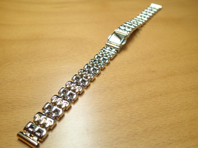 優美堂　時計バンド 【バンド材質】：BS(真鍮) 【サイズ】：10-10mm 長さ：159mm 【メッキ仕様】：K22GP＋RH 【付属品】：バネ棒一組（2本) 品質と機能/表示シールの解説 抗菌防臭/撥水 出来上がったバンドに特殊処理をし撥水機能を持たせ裏材に雑菌の増殖、悪臭の発生を抑える効果のあるものを使用しています。 抗菌防臭/防水加工 裏材に雑菌の増殖、悪臭の発生を抑える効果のあるものを使用しています。また素材には防水加工を施したものもあります。 撥水 出来上がったバンドに特殊処理をし撥水機能を持たせたものです。 抗菌消臭 従来の抗菌防臭加工より、さらに雑菌の増殖や悪臭の発生を抑える効果のあるものを裏材に使用しています。 最強バンド エンドピース・小穴部分を強化ナイロンで補強、遊革も金属ワッパを使用。擦れに強く丈夫なカンガルー皮です。保証書付。 マイナスイオン マイナスイオンを放出する特殊素材を裏材に使用しています。 静電気軽減 特殊放電繊維をバンドの裏に埋め込んであるので体内の静電気を空中に放電させる作用があります。 三つ折れバックル 皮革バンドに三つ折れバックルを使用して取り外しが便利です。 セミロング 通常の皮革バンドより1．5センチ長い設定です。 備長炭 備長炭シートの効果により消臭効果がさらにアップしました。また裏材に“キト酸”を練りこんであるので保湿効果があります。 やわらかフィット 選りすぐったベビーカーフを使用し、バンドの中芯、裏材ともに柔らかい材料をつかってソフトに仕上げました。 抗菌防臭/吸汗吸水/裏メッシュ 従来の合成皮革のようにべとつかず、さわやかな肌ざわりのメッシュを裏材に使用しています。 ワンタッチ中留 留め具にワンタッチ式の三つ折れ金具を使用しています。 アウトドア アウトドアウォッチやスポーツタイプの時計に似合うデザインのものです。 Lサイズ 通常よりも全体で約15ミリ〜20ミリ長くなっています。 フィットパーツ付 4種類のサイズの時計に対応するパーツがついています。 キト酸 天然繊維と甲殻類から摂れるキト酸でできているので細菌や微生物の発生を抑え高い抗菌防臭効果を持っています。 速乾 バンド自体絞れるので水にぬれても非常に乾きやすく汗をかく季節に最適です。 クイックドライ 裏材に抗菌防臭効果・保湿効果のあるキト酸を練りこませています。また吸収性・速乾性に優れた繊維を芯材に使用しています。 時計のバンドを交換することで、まったっく今までと違った雰囲気の時計になりますよ。ぜひお試しください。 ※　バンド交換に使うアイテムは時計メンテナンス工具のページで購入できます。 ■使う道具■ ・バネ棒はずし ・バネ棒 ・バタフライバックル ・各種時計バンド ・バネ棒はずし ・バネ棒 ・バタフライバックル ・各種時計バンド 時計バンドの交換方法です。順番通りにすすんでいただきましたらあっという間に簡単に交換できます。 バタフライバックルの取り付け方法です。こちらも下記の手順通りに簡単に行えます。 牛革 コードバン クロコダイル リザード 革 ステンレススチール ラバー ウレタン ナイロンb10mm 時計バンド(腕時計）ベルト10ミリ BS(真鍮) ブレスレット メタル バンド ベルト 時計ベルト・バンド バネ棒 サービス付き 10mm 時計ベルト 525円で販売していますバネ棒をサービスでお付けします。 優美堂のトップページを見る 優美堂でのお支払い方法はこちらから。 優美堂 1本あれば20年は使える バンド交換に必要なバネ棒はずしをご覧頂けます。 優美堂　すべてのサイズ（8mm〜24mm）の時計バンド　時計ベルトをご覧頂けます。 ※メール便180円でのお届けは、代引き（商品到着時にドライバーに代金を支払う事） でのお支払いと、お届け日、お届け時間の指定はできません。 お届け日やお時間指定を希望のお客さまは、通常便お届け580円をお選びくださいね！※ ◎お買い物カートに入れますと、お届け方法の選択ページがございます。そちらから「メール便180円」を選択してください◎