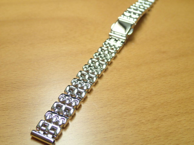 優美堂　時計バンド 【バンド材質】：BS(真鍮) 【サイズ】：10-10mm 長さ：159mm 【メッキ仕様】：RH 【付属品】：バネ棒一組（2本) 品質と機能/表示シールの解説 抗菌防臭/撥水 出来上がったバンドに特殊処理をし撥水機能を持たせ裏材に雑菌の増殖、悪臭の発生を抑える効果のあるものを使用しています。 抗菌防臭/防水加工 裏材に雑菌の増殖、悪臭の発生を抑える効果のあるものを使用しています。また素材には防水加工を施したものもあります。 撥水 出来上がったバンドに特殊処理をし撥水機能を持たせたものです。 抗菌消臭 従来の抗菌防臭加工より、さらに雑菌の増殖や悪臭の発生を抑える効果のあるものを裏材に使用しています。 最強バンド エンドピース・小穴部分を強化ナイロンで補強、遊革も金属ワッパを使用。擦れに強く丈夫なカンガルー皮です。保証書付。 マイナスイオン マイナスイオンを放出する特殊素材を裏材に使用しています。 静電気軽減 特殊放電繊維をバンドの裏に埋め込んであるので体内の静電気を空中に放電させる作用があります。 三つ折れバックル 皮革バンドに三つ折れバックルを使用して取り外しが便利です。 セミロング 通常の皮革バンドより1．5センチ長い設定です。 備長炭 備長炭シートの効果により消臭効果がさらにアップしました。また裏材に“キト酸”を練りこんであるので保湿効果があります。 やわらかフィット 選りすぐったベビーカーフを使用し、バンドの中芯、裏材ともに柔らかい材料をつかってソフトに仕上げました。 抗菌防臭/吸汗吸水/裏メッシュ 従来の合成皮革のようにべとつかず、さわやかな肌ざわりのメッシュを裏材に使用しています。 ワンタッチ中留 留め具にワンタッチ式の三つ折れ金具を使用しています。 アウトドア アウトドアウォッチやスポーツタイプの時計に似合うデザインのものです。 Lサイズ 通常よりも全体で約15ミリ〜20ミリ長くなっています。 フィットパーツ付 4種類のサイズの時計に対応するパーツがついています。 キト酸 天然繊維と甲殻類から摂れるキト酸でできているので細菌や微生物の発生を抑え高い抗菌防臭効果を持っています。 速乾 バンド自体絞れるので水にぬれても非常に乾きやすく汗をかく季節に最適です。 クイックドライ 裏材に抗菌防臭効果・保湿効果のあるキト酸を練りこませています。また吸収性・速乾性に優れた繊維を芯材に使用しています。 時計のバンドを交換することで、まったっく今までと違った雰囲気の時計になりますよ。ぜひお試しください。 ※　バンド交換に使うアイテムは時計メンテナンス工具のページで購入できます。 ■使う道具■ ・バネ棒はずし ・バネ棒 ・バタフライバックル ・各種時計バンド ・バネ棒はずし ・バネ棒 ・バタフライバックル ・各種時計バンド 時計バンドの交換方法です。順番通りにすすんでいただきましたらあっという間に簡単に交換できます。 バタフライバックルの取り付け方法です。こちらも下記の手順通りに簡単に行えます。 牛革 コードバン クロコダイル リザード 革 ステンレススチール ラバー ウレタン ナイロンb10mm 時計バンド(腕時計）ベルト10ミリ BS(真鍮) ブレスレット メタル バンド ベルト 時計ベルト・バンド バネ棒 サービス付き 10mm 時計ベルト 525円で販売していますバネ棒をサービスでお付けします。 優美堂のトップページを見る 優美堂でのお支払い方法はこちらから。 優美堂 1本あれば20年は使える バンド交換に必要なバネ棒はずしをご覧頂けます。 優美堂　すべてのサイズ（8mm〜24mm）の時計バンド　時計ベルトをご覧頂けます。 ※メール便180円でのお届けは、代引き（商品到着時にドライバーに代金を支払う事） でのお支払いと、お届け日、お届け時間の指定はできません。 お届け日やお時間指定を希望のお客さまは、通常便お届け580円をお選びくださいね！※ ◎お買い物カートに入れますと、お届け方法の選択ページがございます。そちらから「メール便180円」を選択してください◎