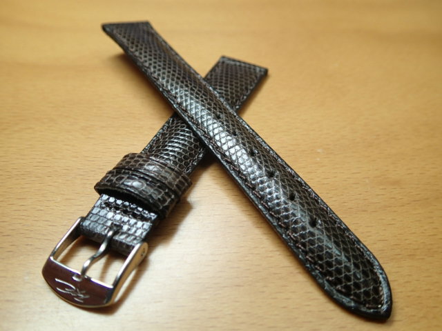 優美堂 ZRC ズッコロ時計バンド 【取り付け幅】：14mm 【尾錠幅】：12mm 【バンド素材】：リザード トカゲ 【付属品】：バネ棒一組（2本） 世界で最も古い時計ベルトメーカー　“ ZRC ズッコロ ” 社 フランス製ズッコロ社製 時計ベルト・バンド その歴史はエドモンド・ズッコロとジョセフ・ロシェによって1904年にイタリア・ジェノバで設立されたことに始まります。当初、同社は懐中時計の鎖を製造していましたが、現在は時計用ベルトを中心に、幅広い製品を世に送り出しています。その国際的な信頼と名声は、ヨーロッパのみならず80ヶ国以上の国々に及んでいます。現在の同社の拠点を置くフランスでは時計用ベルトのトップブランドとして君臨し、ベルトの生産を委託する時計ブランドも多く存在します。特にウェンガーもそのブランドの一つに数えられます。 ずっと使うものだから、正規代理店の優美堂でお求めください。 0586-73-1238　（毎週水曜日定休） お電話でのご質問は午前10時より午後7時まで ●お電話にて、在庫の有無、納期などをお知らせいたします。 ●お電話にて、ご希望のお支払方法と発送方法をご案内します。 時計のバンドを交換することで、まったっく今までと違った雰囲気の時計になりますよ。ぜひお試しください。 ※　バンド交換に使うアイテムは時計メンテナンス工具のページで購入できます。 ■使う道具■ ・バネ棒はずし ・バネ棒 ・バタフライバックル ・各種時計バンド ・バネ棒はずし ・バネ棒 ・バタフライバックル ・各種時計バンド 時計バンドの交換方法です。順番通りにすすんでいただきましたらあっという間に簡単に交換できます。 バタフライバックルの取り付け方法です。こちらも下記の手順通りに簡単に行えます。 牛革 コードバン クロコダイル リザード 革 ステンレススチール ラバー ウレタン ナイロン14mm フランス ZRC ズッコロ 社製 腕時計バンド ベルト リザード トカゲ 茶 ブラウン 時計ベルト バンド バネ棒サービス 腕時計用 ベルト 時計用バンド525円で販売していますバネ棒をサービスでお付けします 優美堂のトップページを見る 優美堂でのお支払い方法はこちらから。 優美堂 1本あれば20年は使える バンド交換に必要なバネ棒はずしをご覧頂けます。 優美堂　すべてのサイズ（8mm〜24mm）の時計バンド　時計ベルトをご覧頂けます。 ※メール便180円でのお届けは、代引き（商品到着時にドライバーに代金を支払う事） でのお支払いと、お届け日、お届け時間の指定はできません。 お届け日やお時間指定を希望のお客さまは、通常便お届け580円をお選びくださいね！※ ◎お買い物カートに入れますと、お届け方法の選択ページがございます。そちらから「メール便180円」を選択してください e-優美堂でお買い物をされましたお客さまレビューはこちらから！