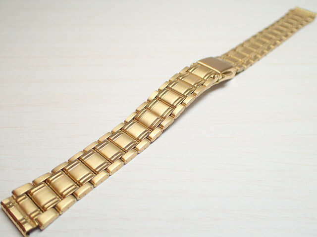 優美堂　時計バンド 【サイズ 本体幅mmー先鐶幅mm】：13-11 【長さ＝全長】：156mm ※長さには若干の誤差がございます。 【材質】：SS ステンレススチール 【表面仕上】：部分鏡面 【メッキ仕様】：K22GP＋コーティング 【機能】：ワンタッチ中留め 【仕様】：ラップタイプ 【アジャスト方式】：板バネ式 【付属品】：必要に応じて直管フィットパーツつき・通常500円で販売していますバネ棒2本をサービスでお付けします。 時計のバンドを交換することで、まったっく今までと違った雰囲気の時計になりますよ。ぜひお試しください。 ※　バンド交換に使うアイテムは時計メンテナンス工具のページで購入できます。 ■使う道具■ ・バネ棒はずし ・バネ棒 ・バタフライバックル ・各種時計バンド ・バネ棒はずし ・バネ棒 ・バタフライバックル ・各種時計バンド 時計バンドの交換方法です。順番通りにすすんでいただきましたらあっという間に簡単に交換できます。 バタフライバックルの取り付け方法です。こちらも下記の手順通りに簡単に行えます。 牛革 コードバン クロコダイル リザード 革 ステンレススチール ラバー ウレタン ナイロンb13mm 時計バンド(腕時計）ベルト13mm ステンレススチール ブレスレット メタル 時計ベルト・バンド バネ棒 サービス付き 13mm 時計ベルト 525円で販売していますバネ棒をサービスでお付けします 優美堂のトップページを見る 優美堂でのお支払い方法はこちらから。 優美堂 1本あれば20年は使える バンド交換に必要なバネ棒はずしをご覧頂けます。 優美堂　すべてのサイズ（8mm〜24mm）の時計バンド　時計ベルトをご覧頂けます。 ※メール便180円でのお届けは、代引き（商品到着時にドライバーに代金を支払う事） でのお支払いと、お届け日、お届け時間の指定はできません。