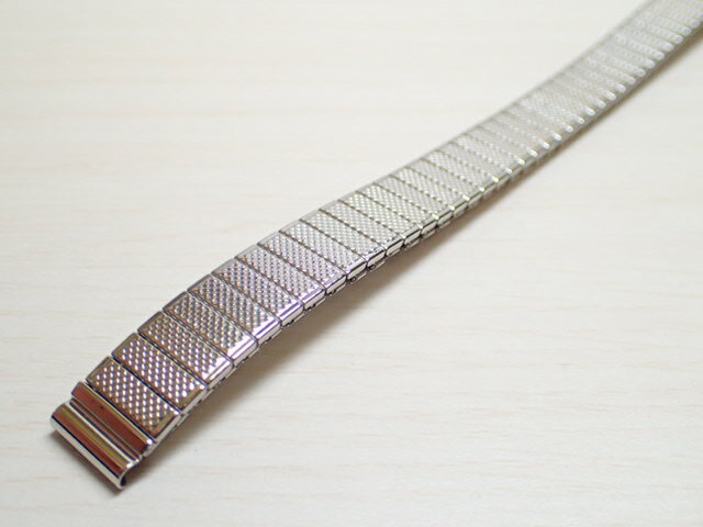 優美堂　時計バンド 【サイズ 本体幅mmー先鐶幅mm】：10-10 【長さ＝全長】：156mm ※長さには若干の誤差がございます。 【材質】：SS ステンレススチール 【機能】：長さ調節カンタン 【アジャスト方式】：ラクージャ 【付属品】：必要に応じて直管フィットパーツつき・通常500円で販売していますバネ棒2本をサービスでお付けします。 時計のバンドを交換することで、まったっく今までと違った雰囲気の時計になりますよ。ぜひお試しください。 ※　バンド交換に使うアイテムは時計メンテナンス工具のページで購入できます。 ■使う道具■ ・バネ棒はずし ・バネ棒 ・バタフライバックル ・各種時計バンド ・バネ棒はずし ・バネ棒 ・バタフライバックル ・各種時計バンド 時計バンドの交換方法です。順番通りにすすんでいただきましたらあっという間に簡単に交換できます。 バタフライバックルの取り付け方法です。こちらも下記の手順通りに簡単に行えます。 牛革 コードバン クロコダイル リザード 革 ステンレススチール ラバー ウレタン ナイロンb10mm 時計バンド(腕時計）ベルト10mm ステンレススチール ブレスレット メタル 時計ベルト・バンド バネ棒 サービス付き 10mm 時計ベルト 525円で販売していますバネ棒をサービスでお付けします 優美堂のトップページを見る 優美堂でのお支払い方法はこちらから。 優美堂 1本あれば20年は使える バンド交換に必要なバネ棒はずしをご覧頂けます。 優美堂　すべてのサイズ（8mm〜24mm）の時計バンド　時計ベルトをご覧頂けます。 ※メール便180円でのお届けは、代引き（商品到着時にドライバーに代金を支払う事） でのお支払いと、お届け日、お届け時間の指定はできません。