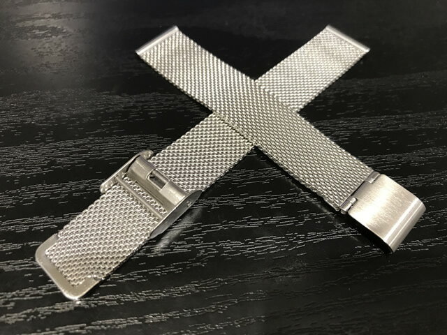 網目のように細かく編んだようなデザインは、別名「ミラネーゼ」とも呼ばれ、頑丈でありながらエレガントな印象を与えてくれます。 60年〜70年代に流行したクラシックなスタイルですが、近年ブライトリングやIWCをはじめとしたスイスの時計メーカーにも採用されており再び注目を集めているベルトです。 ※素材の性質上、お使いの時計によっては表示サイズでお取り付け出来ない場合がございます。あらかじめご了承下さい。 優美堂　時計バンド 商品名 メッシュ 品番：X0023304012 素材：ステンレススチール 取り付け幅：16mm 厚さ：約1.8mm 長さ：12時側/約75mm〜6時側約110mm 時計のバンドを交換することで、まったっく今までと違った雰囲気の時計になりますよ。ぜひお試しください。 ※　バンド交換に使うアイテムは時計メンテナンス工具のページで購入できます。 ■使う道具■ ・バネ棒はずし ・バネ棒 ・バタフライバックル ・各種時計バンド ・バネ棒はずし ・バネ棒 ・バタフライバックル ・各種時計バンド 時計バンドの交換方法です。順番通りにすすんでいただきましたらあっという間に簡単に交換できます。 バタフライバックルの取り付け方法です。こちらも下記の手順通りに簡単に行えます。 牛革 コードバン クロコダイル リザード 革 ステンレススチール ラバー ウレタン ナイロンbCASSIS カシス メッシュ スライド 16mm 時計バンド(腕時計）ベルト16mm ステンレススチール ブレスレット 525円で販売していますバネ棒をサービスでお付けします 優美堂のトップページを見る 優美堂でのお支払い方法はこちらから。 優美堂 1本あれば20年は使える バンド交換に必要なバネ棒はずしをご覧頂けます。 優美堂　すべてのサイズ（8mm〜24mm）の時計バンド　時計ベルトをご覧頂けます。 ※メール便180円でのお届けは、代引き（商品到着時にドライバーに代金を支払う事） でのお支払いと、お届け日、お届け時間の指定はできません。