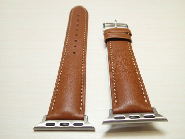 ※アップルウォッチ対応 金具つきの時計ベルトです。特別な工具を使わずに簡単に交換していただけます。 アップルウォッチ対応 取り付け可能 アダプター付き HIRSCH ヒルシュ KENT / ケント ゴールデンブラウン 腕時計ベルト イタリアンカーフ 20mm 22mm 表素材： イタリアンカーフ ベジタブルタンニン鞣し 裏素材： ソフトグラブレザー サイズ： 取付幅 20mmー尾錠幅：18mm サイズ： 取付幅 22mmー尾錠幅：20mm 長さ： L 男性サイズ 長さ120mm / 80mm 厚み： 約2.5mm～4.5mm HIRSCH(ヒルシュ)のアップル ウォッチ ベルト交換用アダプター(簡単スライド式) 20mm/22mm　 ※時計本体はついておりません 素材：ステンレススチール 対応機種：Apple Watch Series 40mm & Series 44mm ラグ幅：20mm、22mm 付属品：バネ棒2本 ご注意事項：モニターの発色の具合によって実際のものと色が若干異なる場合がございます。ご了承ください。 ずっと使うものだから、正規代理店の優美堂でお求めください。 時計の取り付け幅が合えば取り付け可能です。 ベルトを変えただけで時計の雰囲気が変わりますよ。 気分を変えたいときに是非バンド交換にチャレンジしてみてください。 思ったより簡単に交換できます。おすすめです。 バンド交換には工具があれば簡単です。“バネ棒はずし”がオススメ！ 時計のバンドを交換するときにとっても便利な道具です。 ※画像を押すと購入ページにすすみます。 今までのばね棒外しは先端が幅広く（孫の手みたいな感じ）革バンドをつけかえるときには使いやすい形状でしたが、時計本体を傷つけやすいデメリットもありました。 わたくしどもの場合は、先の細いマイナスドライバーなどで代用することもありましたが、このウォッチギアーのばね棒外しは先端が二股に分かれてばね棒をしっかりキャッチできる形状になっていて、時計本体に傷をつける心配もないので日常頻繁に利用しています。 さらにボディーのトップが六角形になっていますので床に転がり落ちる事もないのでプロ使用といったところでしょうか。e-優美堂スタッフからお勧めできる道具です。 ずっと使うものだから、正規代理店の優美堂でお求めください。 一本お求めいただければ20〜30年使えます。 【店舗名】：e-優美堂 バネ棒はずし 腕時計用 バネ棒はずし 腕時計メンテナンス修理 工具 ●時計のバンドを交換するときにとっても便利な道具です。 【バネ棒はずし材質】両端軸部：ニッケル・クローム・モリブデン・バナジュウム鋼 /ハンドル：真鍮 ※先端を破損した時は、六角ネジをゆるめて替え刃の交換ができます。（別売り） 【替え刃材質】両端軸部：ニッケル・クローム・モリブデン・バナジュウム鋼 替えI型 KBK001B 替えY型 KBK001C優美堂で販売しますヒルシュ HIRSCHのバンド・etc はすべて正規品です。 バンドを新しくすることでお手元の腕時計の雰囲気が変わりますし、 気分もずいぶんと変わりますよ。 ※在庫のない商品につきましては オーストリア本国より〜3週間程度で取り寄せいたします。在庫状況はお問い合わせ承ります。 HIRSCH(ヒルシュ)のベルトのラインナップは下記よりご覧ください