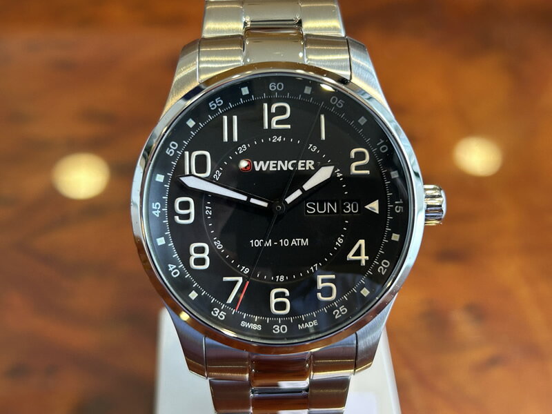 ウェンガー WENGER 腕時計 Attitude アティチュード デイデイト 42mm ブラック文字盤 01.1541.128 クォーツ 国内正規品 優美堂のウェンガーは安心のメーカー保証3年付き日本正規商品です