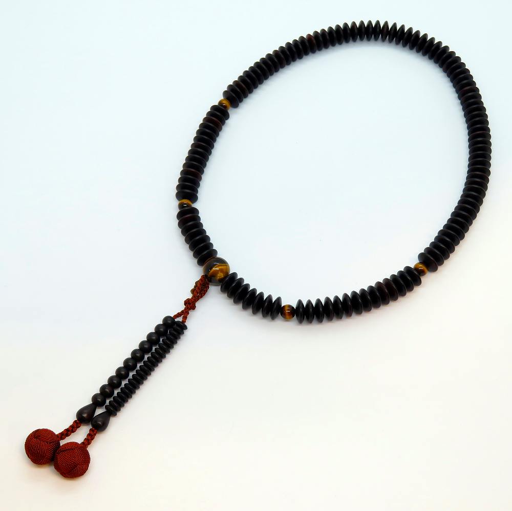 数珠の商品詳細 説明 虎目石を使用した高級品になります。木目の出方を吟味し、高級唐木である艶消し縞黒檀を熟練職人が平型に研磨した一級品でございます。 艶消し縞黒檀の艶消し仕上げは、使えば使うほど色艶が良くなります。 大変落ち着いた仕上がりで...