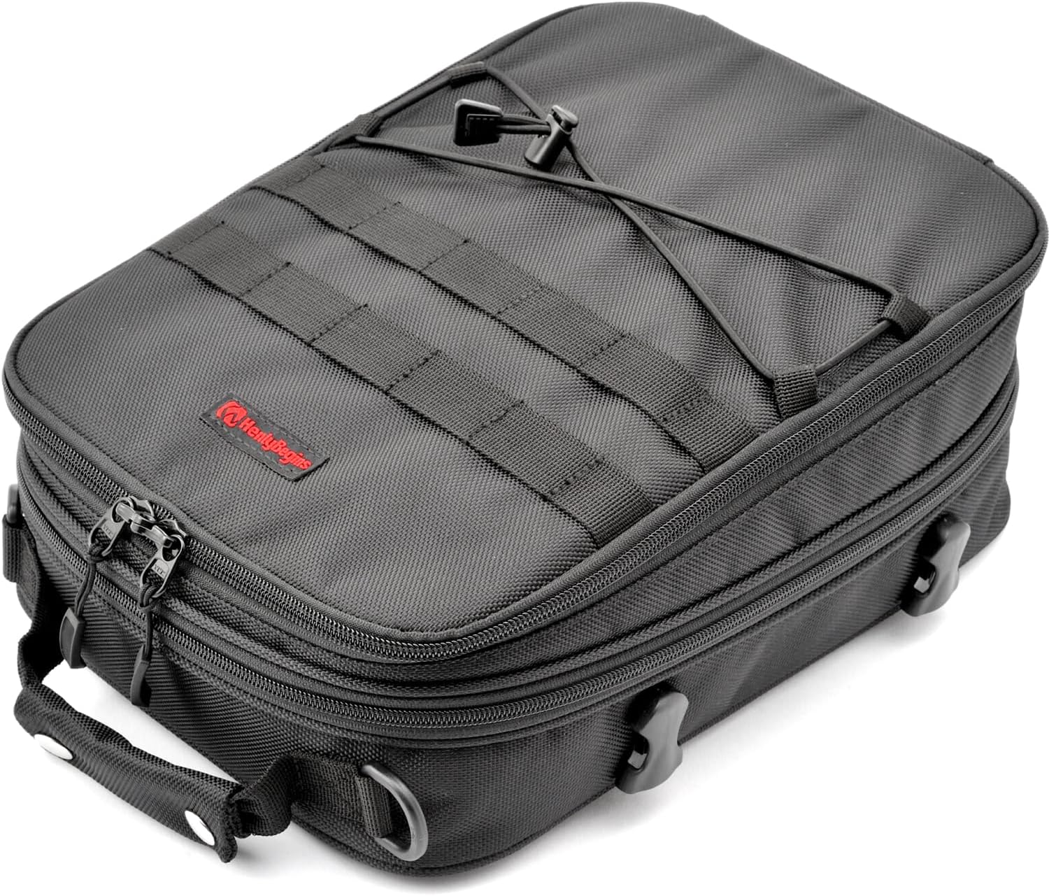 商品名 ヘンリービギンズ(Henly Begins) デイトナ バイク シートバッグ 7~12L A4サイズ イージーリングベルト付属 DH-722 97241 商品仕様 色 ブラック サイズ 7-12L ブランド ヘンリービギンズ(Henly Begins) 材質 ポリエステル 適合車両のタイプ オートバイ 商品説明 【用途】使い勝手の良いA4サイズで、乗降時に足が当たりにくい低めな仕様のバイク用シートバッグ。容量可変式だからイザという時の容量アップも可能です。 【仕様1】簡単・確実・きれいにバイクへ固定できるイージーリングベルトを付属 【仕様2】容量:7-12L、最大積載重量:5kg 【商品構成】本体x1 イージーリングベルトN20Ax1 レインカバーx1 ショルダーベルトx1