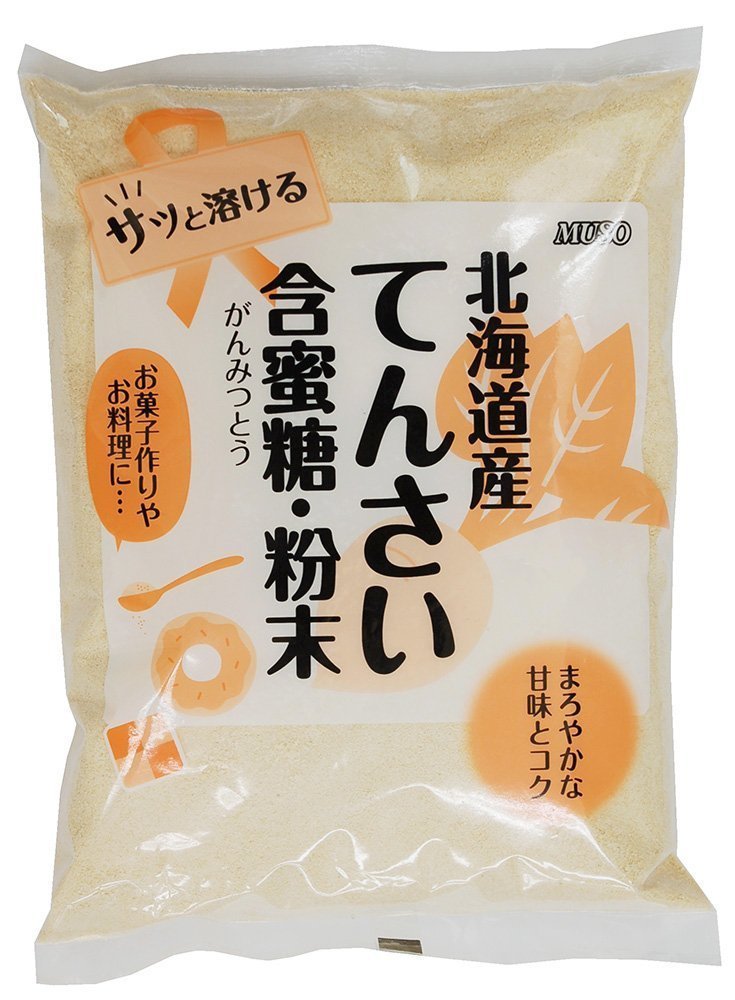 「てんさい含蜜糖」の粉末タイプです。サッと溶けるので、お料理はもちろん、お菓子作りにも大変使いやすいタイプです。 てんさい糖は北海道の大自然が 育てた甜菜の根を原料にした、 おなかのビフィズス菌を元気づけて くれるオリゴ糖を含んだ砂糖です。 ☆オリゴ糖（ラフィノ−ス）を2．3％含んだ 「おなかに優しい砂糖」です。 ☆味・色ともクセが出ないように、出来るだけ 焦げないように仕上げています。まろやかな 風味があり、すっきりとした甘み。 ☆あん、ケーキ、クッキーなどお菓子作りに 最適です。 ☆お料理に使うとコクやテリが出ます。 ☆冷めた時に甘さが強く感じられる特徴がある ので、料理によっては量は控え目にご使用ください。 ※アリ・虫の侵入を防ぐ為、穀類等のそばを 避けて保管してください。 ※移りにおいを防ぐ為、においの強いものの そばを避けて保管してください。 ※固まりやすい性質がありますので、開封後は 密閉容器に移し替えてください。 ○原材料：てん菜(北海道産) ●500g3個「てんさい含蜜糖」の粉末タイプです。サッと溶けるので、お料理はもちろん、お菓子作りにも大変使いやすいタイプです。 てんさい糖は北海道の大自然が 育てた甜菜の根を原料にした、 おなかのビフィズス菌を元気づけて くれるオリゴ糖を含んだ砂糖です。 ☆オリゴ糖（ラフィノ−ス）を2．3％含んだ 「おなかに優しい砂糖」です。 ☆味・色ともクセが出ないように、出来るだけ 焦げないように仕上げています。まろやかな 風味があり、すっきりとした甘み。