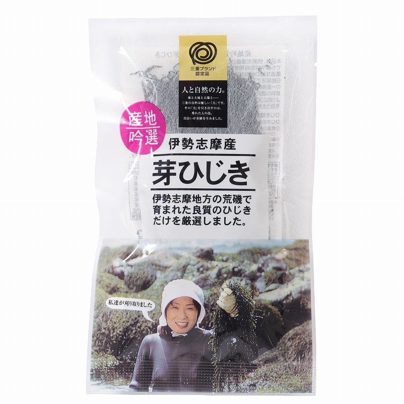 創業約200年の伊勢のひじき屋が厳選した良質の芽ひじきを伝統製法で加工。水戻しした時点から旬が始まり、新鮮な状態でお召し上がりいただけます。 ○伊勢志摩産の中でも磯・採取時期まで調査の上、最適な磯の原料だけを厳選。 ○伝統製法で丁寧に加工し、その年の一番良いものを入れております。 ○原料の選択・加工は創業寛政年間より約230年伊勢志摩産ひじきを扱う北村物産株式会社が経験と実績により正確に判断いたします。 ○北村物産のひじきは安心・安全はもちろん、味に対しても絶対的な信頼を受けています。功績が認められ、平成14年から三重ブランド認定を頂きました。（パッケージに「三重ブランド認定品」マーク入り） 〇天然ひじきです。 ◎原材料：ひじき（伊勢志摩） ◎賞味期間：製造日より360日 　保存方法：直射日光、高温、多湿の場所を避け、常温で保存してください。 ○水に戻しますと一時水が茶褐色になりますが、これはひじき特有の色です。 ○なお、ひじきは自然のままの海藻ですから多少砂や貝殻のかけらなどの不純物がまざることがありますので水洗いの時取り除いてからお使いください。 ひじきのもどし方（ゆでもどし） 1、常温の水を鍋に入れてください。（ひじき重量の50倍以上）。 2、鍋にひじきを入れ、強火で沸騰させます。 3、沸騰したら、吹きこぼれに注意し、火加減を調整して2〜3分ゆでます。 4、火傷に注意し、ザルに取った後、2〜3回水を替えてよく洗いよく水を切ります。 ［ひじき調理例］定番の煮物はもちろんのこと、色、形、食感、風味などが特に良いひじきですので、サラダや和え物がおすすめです。