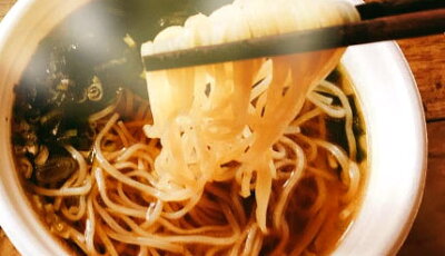 有機家 有機カップ麺ヴィーガン醤油ラーメン(カップ) 81g×2個★日本初!有機JAS認証、ヴィーガンのカップラーメン登場★動物性原料不使用★スープ:野菜と昆布の有機の醤油ダレ★有機乾麺:秋田名産稲庭うどんの匠作有機ノンフライ麺。モンゴルかんすい使用。 画像2