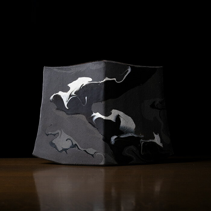 【共箱付】彩墨流花器 -赤黒-(JS-628) 作家「瀬津純司」