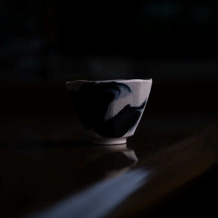【共箱付】彩墨流酒器 -白紺-（JS-672）　作家「瀬津純司」