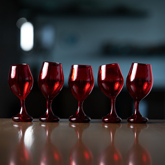 ガラス ワイングラス「ガラスも踊る」赤クリア（SI-068）　作家「飯田将平」