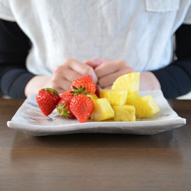 長石釉草文角皿(大） 作家「佐々木好正」