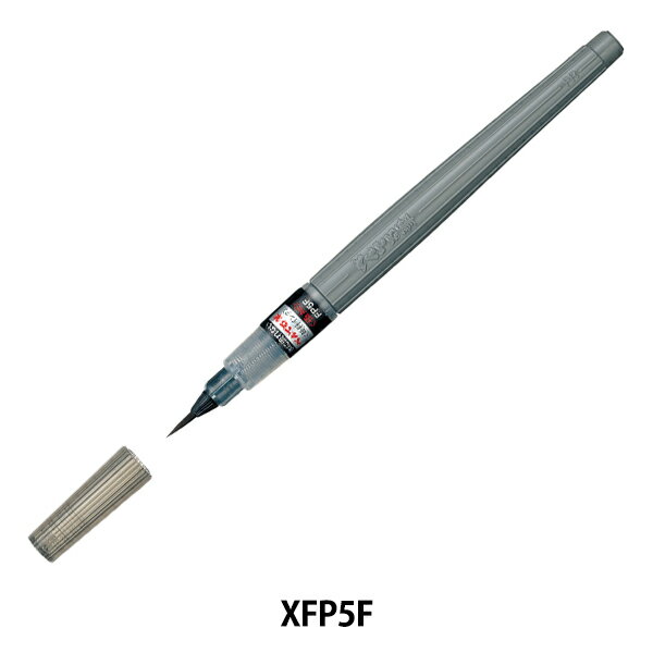 文房具 『ぺんてる筆 顔料インキ 極細 XFP5F』 Pentel ぺんてる 毛筆らしい、やわらかな書き味が魅力の穂先をさらに細く加工! 水性顔料インキの特性として速乾性が高く、発色も良いため、吸水性の高い和紙などにも濃くくっきりとした文字を書くことが可能です。 イラストなどの描画材として使った場合、インキが乾いた上から、水彩絵の具やポスタ?カラーで彩色しても、鮮明な色味を保つことができます。 極細の穂先は、ハガキや手紙などの宛名書きや写経、かな書きといった小さな文字を書くのに適しています。 ブリスターパック入りです。 [ペンテル 筆ペン 書道 細いペン] ◆インキ成分:水性顔料 ◆機構:キャップ式 ◆個装サイズ:40×15×230mm ◆個装重さ:20g ◆本体サイズ:直径13×長さ175mm ◆重さ:15g ※モニターによって実物のお色と若干異なる場合がございます。 【手芸用品・毛糸・生地の専門店 ユザワヤ】