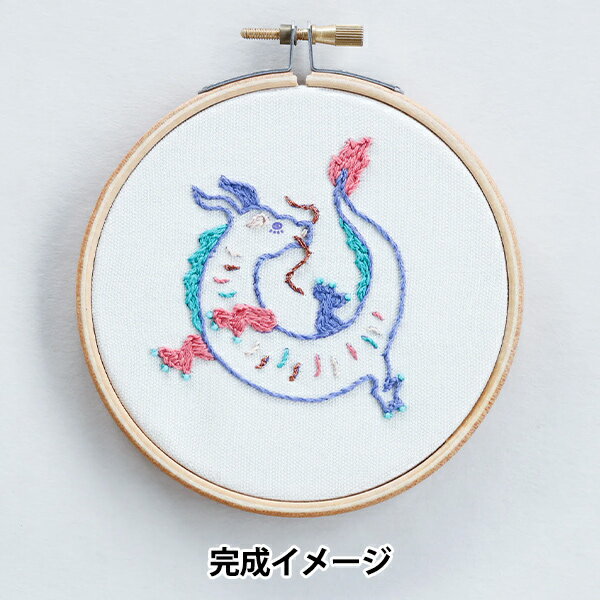 刺しゅうキット 『nuie 刺繍キット 動物園? たつ HCA25//5』 MIYUKI ミユキ 描くように刺しゅうをたのしむ 絵を描くように刺しゅうをたのしむキット「nuie(ヌイエ)」。 第2弾は、十二支にしては一匹多い…? 動物園にいる動物かとおもいきや、ちょっと違うのも混ざっている…? そんなカラフルな13種類の動物モチーフです。 布にあらかじめ図案が印刷されており、枠も糸も入っていて、買ってすぐに始めることができます。 枠のまま壁に飾ることはもちろん、別売りの「シタテル ブローチセット(333-04-648)」を使って、ブローチに仕立てることもできます。 [刺繍キット 刺繍 ししゅう ビーズ刺しゅう エンブロイダリーキット 縫い絵 ぬいえ 刺繍枠付き 動物 干支 十二支 龍 辰] ◆刺しゅう枠サイズ(約):11cm×12cm(金具含む) ◆セット内容:ビーズ、布(プリント済み)、針、糸、刺しゅう枠、糸通し、説明書 ◆用意するもの:ハサミ、ものさし、ペン ◆難易度:★★☆☆☆ ◆原産国:日本、フランス、台湾 ※モニターによって実物のお色と若干異なる場合がございます。 【手芸用品・毛糸・生地の専門店 ユザワヤ】