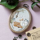 刺しゅうキット 『Chicchiさんの動物刺繍キット 小鹿さんの秘密の森の住処 フレーム』 Chicchiさんデザインの動物刺繍キットシリーズ。 ほっこりかわいい手刺繍とストーリー性の高い世界観が人気の刺しゅう作家Chicchiさん。 やさしい色合いで毛並みも表現された、きつねさん、ムジルリツグミさん、小鹿さんの3作シリーズです。 フレームの中におさまる子鹿さんの姿は、まるで遠くから望遠レンズで覗いているよう… のんびり佇む様子を見ていると癒されます。 [chicchi チッチ 刺繍キット ししゅうキット 子鹿 バンビ 動物刺繍 ミニフレーム] ◆出来上がりサイズ:縦約10cm×横約7.5cm ◆セット内容: 表生地1枚 接着芯1枚 刺繍糸 フレーム 作り方説明書 ※図案は表生地にプリント済です。 ◆ご用意いただくもの: 刺繍枠 刺繍針 裁ちばさみ 糸切りばさみ まち針 縫い針 縫い糸 霧吹き アイロン タオル ※モニターによって実物のお色と若干異なる場合がございます。 【手芸用品・毛糸・生地の専門店 ユザワヤ】