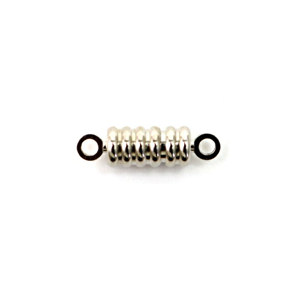 手芸金具 『マグネットクラスプ シルバー 271/0018S』 オリジナルのアクセサリー制作にどうぞ♪ マグネットタイプのアクセサリーの留め金具です。 ネックレスやブレスの留め具としてお使いください。磁石なので装着が簡単です。 お好みのパーツを通してお使いください。 [材料 ハンドメイド アクセサリー] ◆サイズ(約):20mm ◆素材:真鍮 ※特価と表記のある商品は、全てのお客様にお値打ちとなる価格に設定しております為、割引対象外となります。 ※モニターによって実物のお色と若干異なる場合がございます。 【手芸用品・毛糸・生地の専門店 ユザワヤ】　