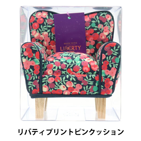 針山 『LIBERTY リバティプリントピンクッション ソファ型 PIN-3339009JE』 【ユザワヤ限定商品】 飾っておきたくなるカワイイ針山! リバティプリント生地で仕立てたソファの形のピンクッションです。 生地でできた部分のどこにも針を刺せます。 刺しゅうやキルトワークなど、ニードルワークの作業スペースに 個性的なピンクッションが彩を添える。 ユザワヤオリジナルのデザインピンクッションです。 2022年5月ピンクッション新作 [はりやま 手芸 裁縫 裁縫道具 ソーイング 和洋裁 クロスステッチ キルト 刺しゅう] ◆サイズ(約):パッケージ 幅11.5cm×奥行8.8cm×高さ13cm ◆生産国:フィリピン ※モニターによって実物のお色と若干異なる場合がございます。 【手芸用品・毛糸・生地の専門店 ユザワヤ】