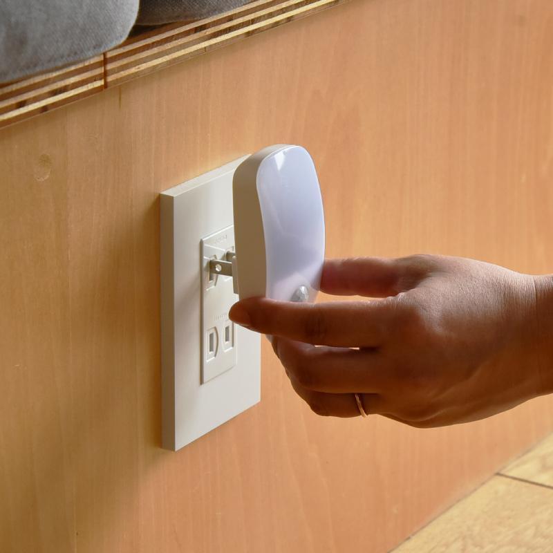 LEDフットライト 人感センサー 超コンパクト LED センサーライト コンセント式 自...