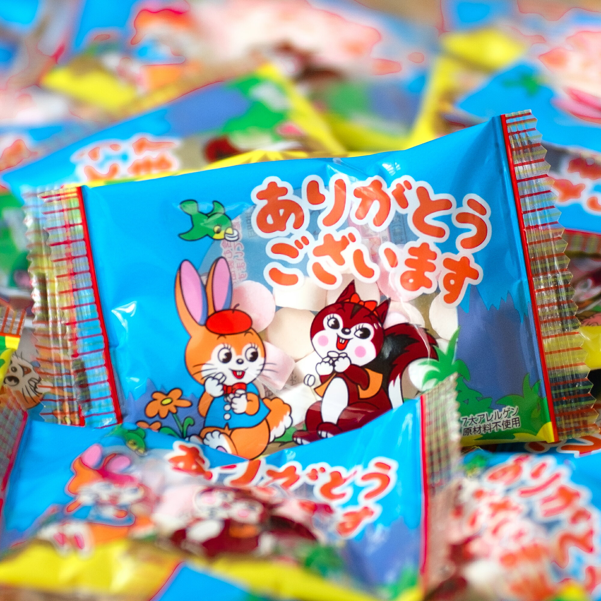 商品説明名称 ありがとうございます クッピーラムネラムネ菓子 原材料名 砂糖（国内製造）、砂糖調製品（砂糖、コーンスターチ）、ばれいしょでん粉、コーンスターチ、デキストリン　／　酸味料（クエン酸）、香料、アナトー色素、ブドウ果汁色素 内容量1kg（約100個入り）賞味期限商品ラベルに記載保存方法 直射日光を避け、常温で保存してください。販売者株式会社 吉松 〒451-0043 愛知県名古屋市西区 新道1−12−4