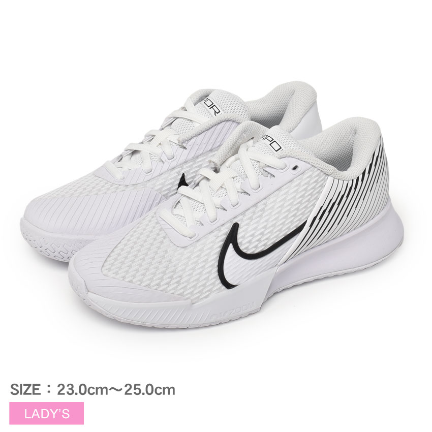 《アイテム名》ナイキ テニスシューズ NIKE レディース エア ズーム ヴェイパー プロ 2 HC DR6192《アイテム説明》ナイキより「エア ズーム ヴェイパー プロ 2 HC」です。激しいラリーの応酬や、負けられない長時間にわたるマッチには、ヴェイパー プロ 2で立ち向かいましょう。 オリジナルモデルのプロで人気だった要素をすべて継承しています。地面との一体感を生むデザインで、高反発のZoom Airクッショニングにより、コートのどこでもサーブを打ち返して得点することが可能。ヴェイパーらしい快適な履き心地で、硬いサーフェスでもフレッシュな状態をキープできます。《カラー名/カラーコード/管理No.》ホワイト×ブラック/101/"10350143"こちらの商品は、並行輸入により海外から輸入しております。製造・入荷時期により、細かい仕様の変更がある場合がございます。上記を予めご理解の上、お買い求め下さいませ。関連ワード：靴 テニス シューズ カジュアル スポーツ ブランド 運動 ローカット スポーティ 軽量 クッション性 通気性 学校 学生 部活 おしゃれ 快適date 2023/04/27■関連ワード：10代 20代 30代 40代 50代 60代 70代 80代 おすすめ お母さん ギフト センスのいい ママ ユニーク 人気 使える 初任給 古希 喜ぶ 喜寿 変わった 妻 実用的 家族 彼女 彼氏 感謝 母の日 母娘 母子 母親 珍しい 義母 義理 贈り物 還暦Item SpecブランドNIKE ナイキアイテムテニスシューズスタイルNoDR6192商品名エア ズーム ヴェイパー プロ 2 HC性別レディース原産国China 他素材アッパー：合成繊維、合成皮革ライナー：合成繊維アウトソール：ラバー重量片足：US6.0(23.0cm) 約303g着用時のサイズ感細身、普通の方1サイズ大きめ甲高、幅広の方2サイズ大きめこちらのアイテムの足入れは小さめです。※上記サイズ感は、スタッフが実際に同一の商品を着用した結果です。スタッフ着用の為、個人差があります。参考としてご確認ください。サイズについて詳しくはこちらをご覧下さい。当店では、スタジオでストロボを使用して撮影しております。商品画像はできる限り実物を再現するよう心掛けておりますが、ご利用のモニターや環境等により、実際の色見と異なる場合がございます。ご理解の上、ご購入いただけますようお願いいたします。