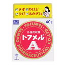 ※商品リニューアル等によりパッケージ及び容量等は変更となる場合があります。ご了承ください。【商品説明】●日常生活では、ちょっとした不注意から、すりきずやきりきず、やけどなどのケガをしやすいものです。●トフメルAは、そのような傷口を殺菌・消毒するほか、ひびやあかぎれなどにも効果のある外傷用の軟膏で、ご家庭の常備薬としてお役立てください。【成分・分量】100g中に次の成分を含んでいます。[成分・・・含量・・・働き]酸化亜鉛・・・8g・・・皮ふのたんぱく質と結合して被膜を形成し、収れん、消炎、保護並びに緩和な防腐作用があり、傷などを乾燥させます。dl-カンフル・・・0.5g・・・皮ふの血行をよくし、炎症をしずめる他、かゆみをおさえます。クロルヘキシジン塩酸塩・・・0.2g・・・細菌の乾燥を防ぎ、傷口の悪化を防ぎます。＜添加物＞精製ラノリン、ワセリン、グリセリン、ミツロウ、アルコール、三二酸化鉄を含んでいます。【効能・効果】すり傷、きりきず、刺傷、やけど、ひび、あかぎれ、しもやけ、皮膚の殺菌・消毒【用法・用量】1日1〜2回、適当量を患部に塗布または塗擦してください。＜用法・用量に関連する注意＞(1)小児に使用させる場合には、保護者の指導監督のもとに使用させてください。(2)目に入らないように注意してください。万一、目に入った場合には、すぐに水又はぬるま湯で洗ってください。なお、症状が重い場合には、眼科医の診療を受けてください。(3)外用にのみ使用してください。【商品区分】第2類医薬品【使用上の注意】●してはいけないこと(守らないと現在の症状が悪化したり、副作用が起こりやすくなります)1.次の人は使用しないでください本剤又は本剤の成分、クロルヘキシジンによりアレルギー症状を起こしたことがある人。●相談すること1.次の人は使用前に医師、薬剤師又は医薬品登録販売者に相談してください(1)医師の治療を受けている人。(2)薬などによりアレルギー症状を起こしたことがある人。(3)患部が広範囲の人。(4)深い傷やひどいやけどの人。2.使用後、次の症状があらわれた場合は副作用の可能性があるので、直ちに使用を中止し、製品の説明書を持って医師、薬剤師又は医薬品登録販売者に相談してください[関係部位・・・症状]皮膚・・・発疹・発赤、かゆみまれに次の重篤な症状が起こることがあります。その場合は直ちに医師の診療を受けてください。[症状の名称・・・症状]ショック(アナフィラキシー)・・・使用後すぐに、皮膚のかゆみ、じんましん、声のかすれ、くしゃみ、のどのかゆみ、息苦しさ、動悸、意識の混濁等があらわれる。3.5〜6日間使用しても症状がよくならない場合は使用を中止し、製品の説明書を持って医師、薬剤師又は医薬品登録販売者に相談してください【保管及び取扱いの注意】(1)小児の手の届かない所に保管してください。(2)直射日光の当たらない、涼しい所に密栓して保管してください。(3)誤用をさけ、品質を保持するため、他の容器に入れかえないでください。(4)使用期限をすぎた製品は使用しないでください。なお、チューブ入りの製品の場合には、チューブの口からはみだしたトフメルAを拭きとり、キャップをよくしめてください。プラスチック容器(つぼ型容器)入りの製品の場合には、容器のふちに付着したトフメルAを拭きとり、ふたをよくしめて斜めにしないで水平に置いてください。【製造販売元】三宝製薬株式会社東京都新宿区下落合2-3-18＜お問い合わせ先＞三宝製薬株式会社 お客様相談室電話番号：03-3952-0100受付時間：月〜金曜日 9：00〜17：00（祝日を除く）【広告文責】株式会社ザグザグ（086-207-6300）