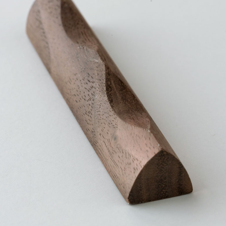 箸置き カトラリーレスト ウォルナットウッド 木製 約 W 9cm D 1.5cm H 1.2cm ダークブラウン 三角形 天然木 ロング カフェ カトラリースタンド ハンドメイド かわいい リゾート ギフト プレゼント アジアン ナチュラル 西海岸 カリフォルニア メール便対応 [51265] 2