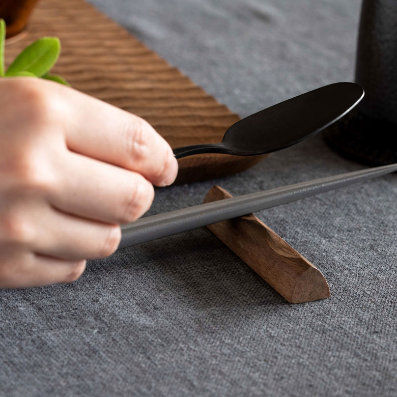 箸置き カトラリーレスト ウォルナットウッド 木製 約 W 9cm D 1.5cm H 1.2cm ダークブラウン 三角形 天然木 ロング カフェ カトラリースタンド ハンドメイド かわいい リゾート ギフト プレゼント アジアン ナチュラル 西海岸 カリフォルニア メール便対応 [51265] 3